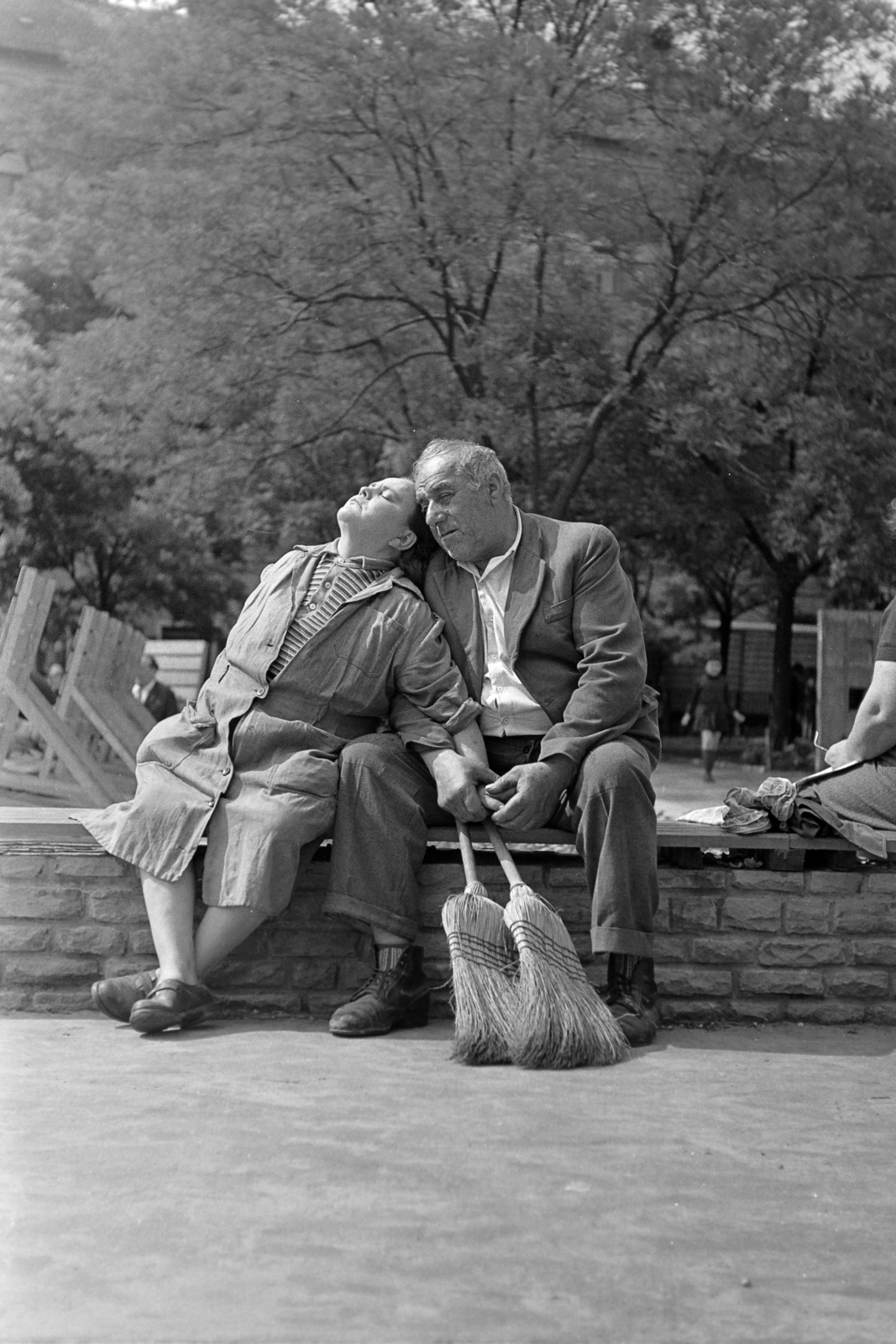 Hungary, Budapest VII., Klauzál tér., 1974, Kereki Sándor, Budapest, Best of, man and woman, relaxation, broom, Fortepan #205084