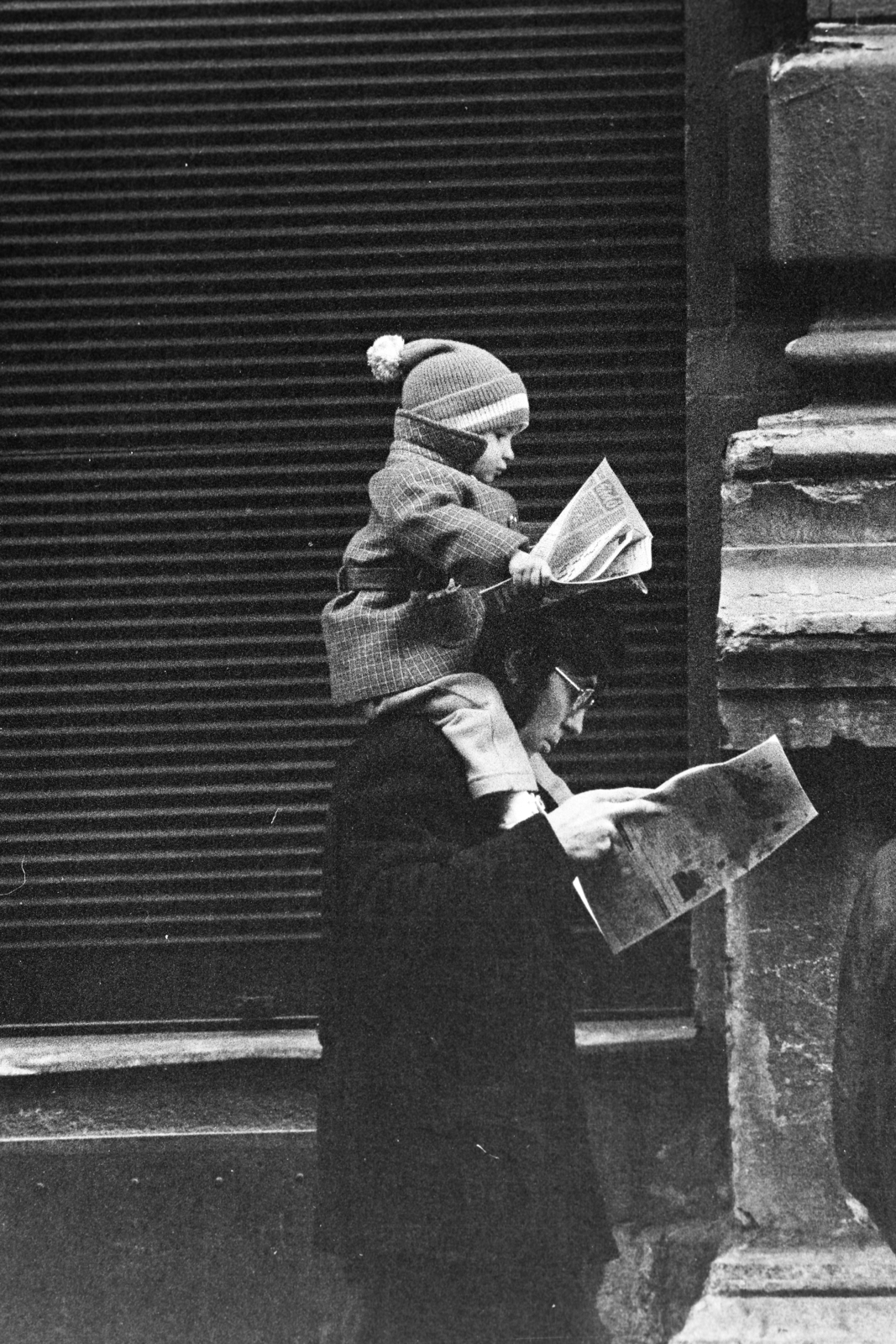 1975, Kereki Sándor, newspaper, kid, sitting on the shoulders, Fortepan #205086