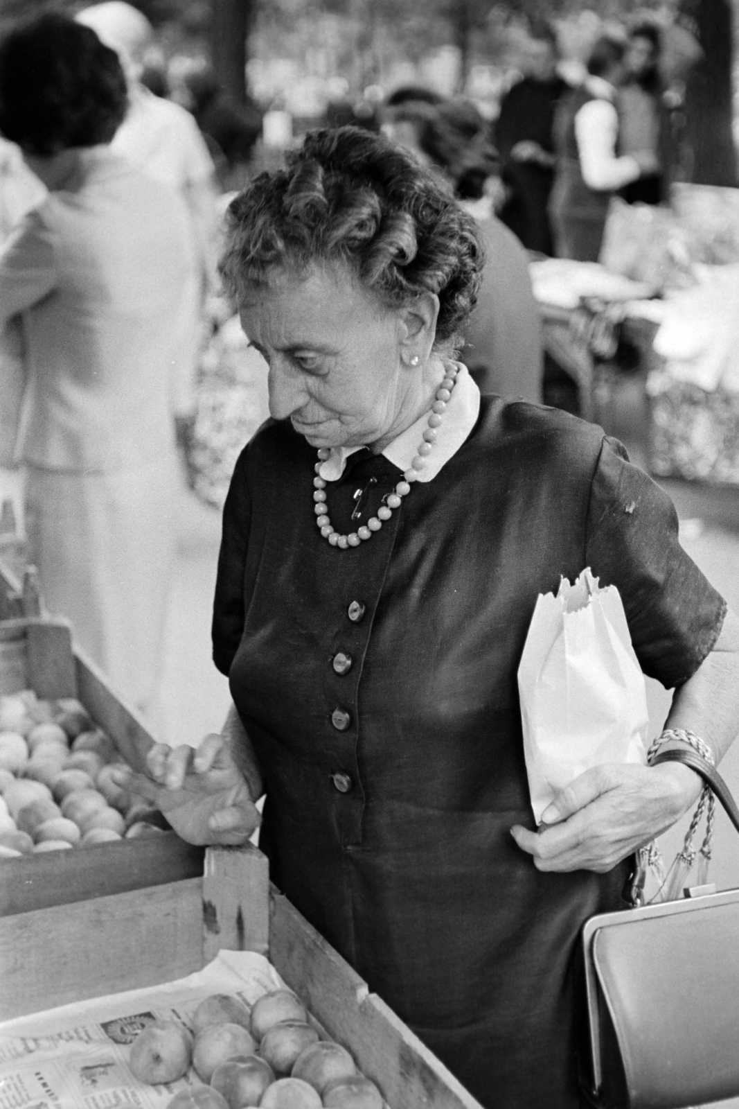 1975, Kereki Sándor, old person, fruit, handbag, Fortepan #205093