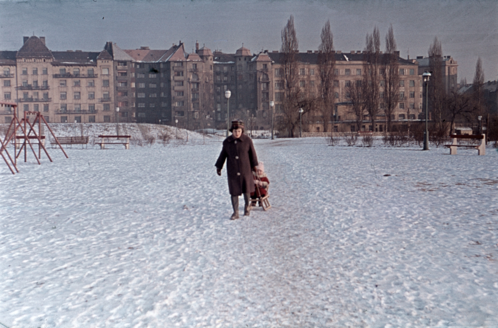 Hungary, Budapest XI., park a Feneketlen-tónál, háttérben a Fadrusz utca épületei., 1962, Beyer Norbert, winter, snow, colorful, sledge, woman, kid, Budapest, Fortepan #20510