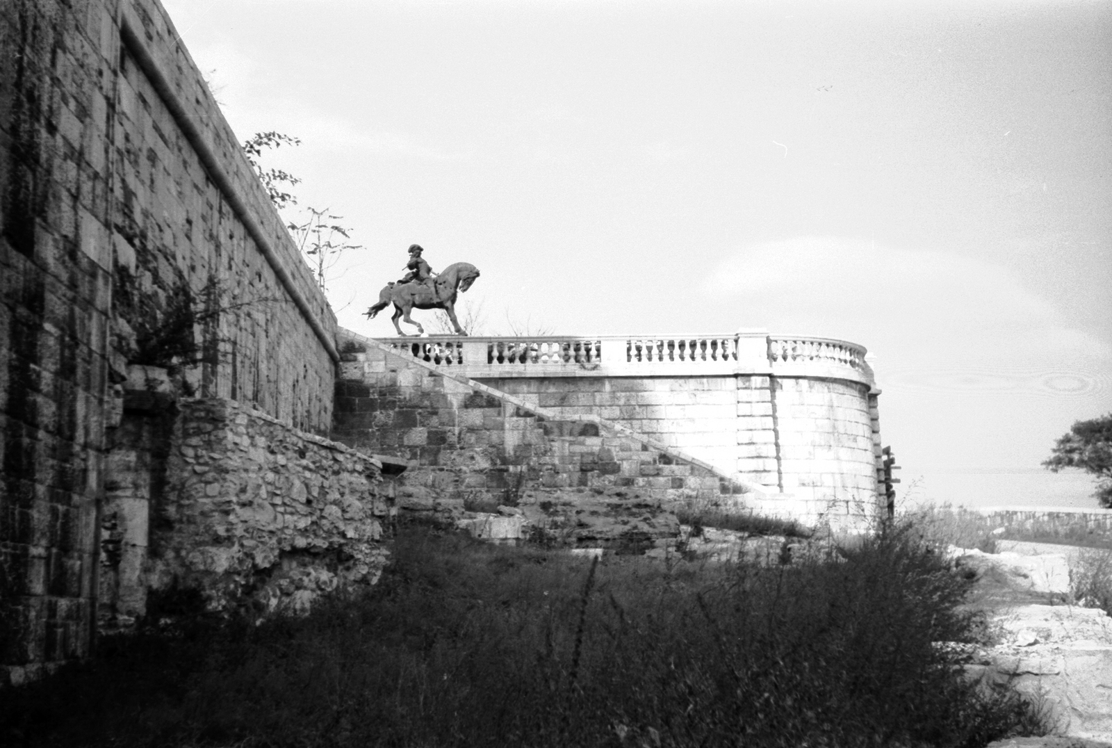 Magyarország, budai Vár, Budapest I., Savoyai Jenő szobra a Budavári Palota (korábban Királyi Palota) előtt., 1963, Beyer Norbert, lovas szobor, kőfal, Budapest, Savoyai Jenő-ábrázolás, balusztrád, Róna József-terv, Fortepan #20512