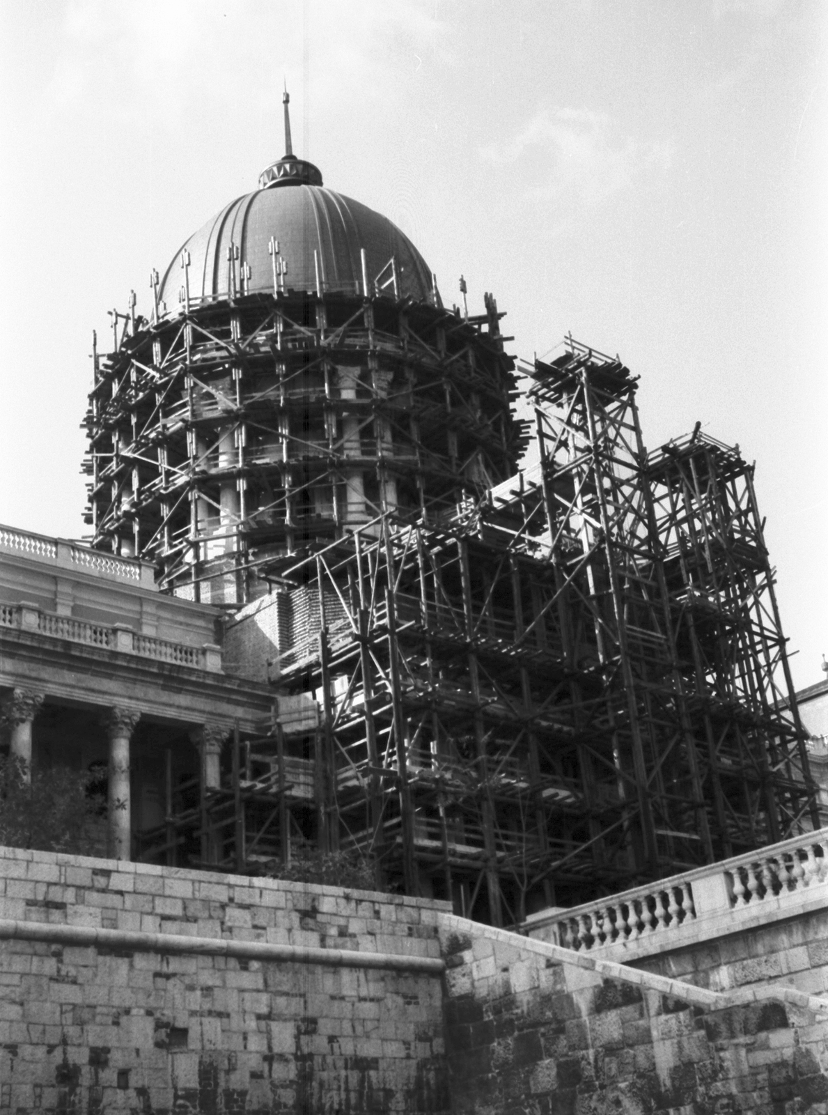 Magyarország, budai Vár, Budapest I., a Budavári Palota (korábban Királyi Palota) kupolája, újraépítésekor., 1963, Beyer Norbert, építkezés, állvány, kupola, kőfal, Budapest, balusztrád, Fortepan #20513