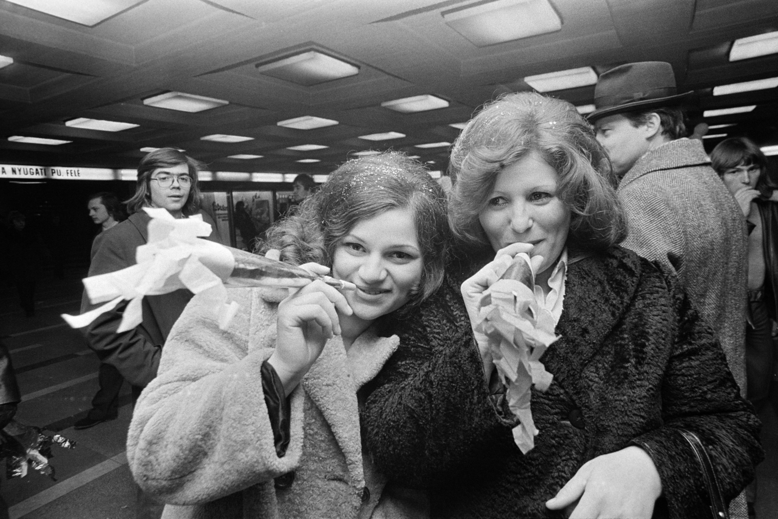 Hungary, Budapest VIII.,Budapest VII., szilveszterezők a Blaha Lujza téri aluljáróban., 1977, Kereki Sándor, Budapest, paper trumpet, fur coat, fun, Fortepan #205139