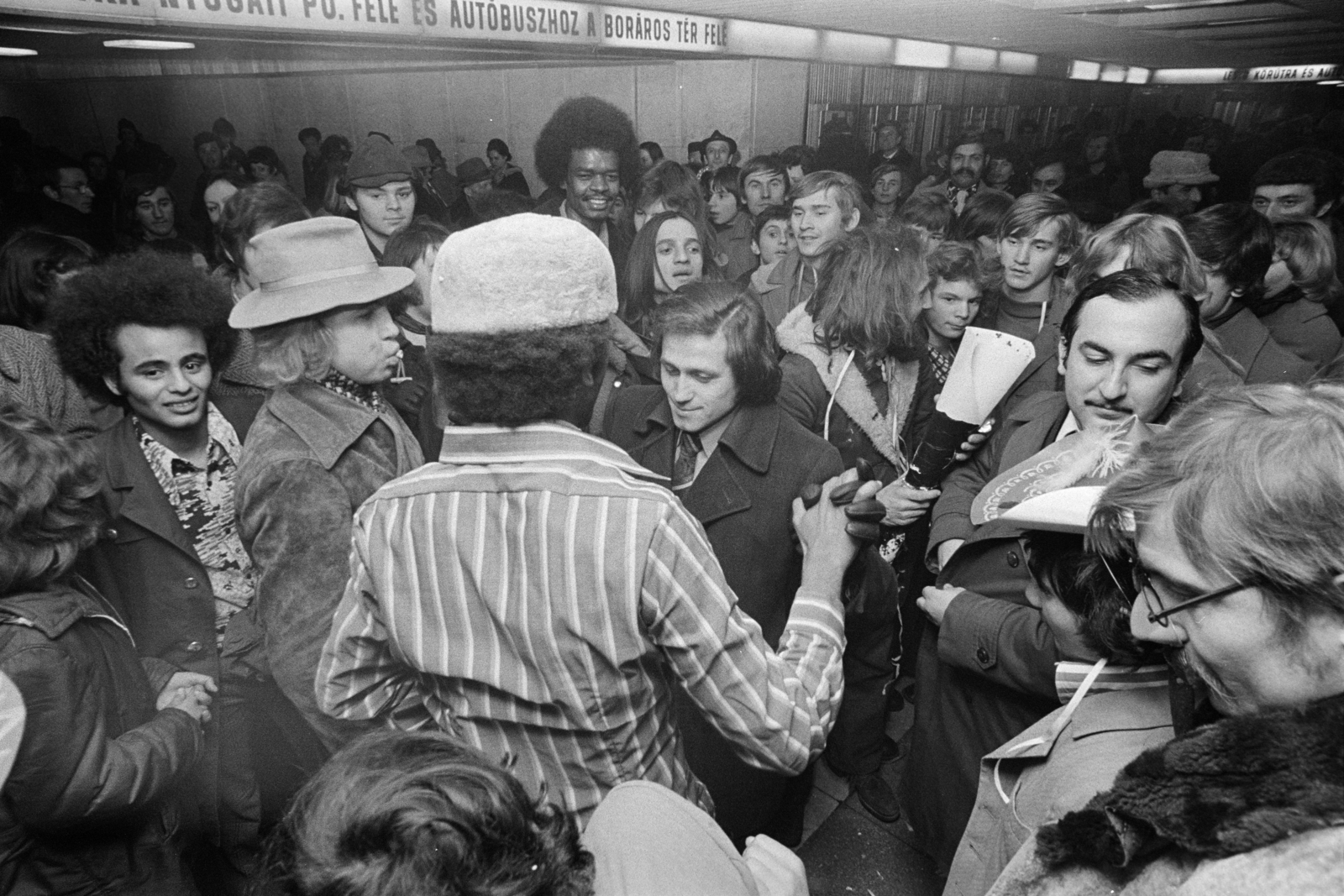 Hungary, Budapest VIII.,Budapest VII., szilveszterezők a Blaha Lujza téri aluljáróban., 1977, Kereki Sándor, Budapest, fun, mass, fun, Fortepan #205141