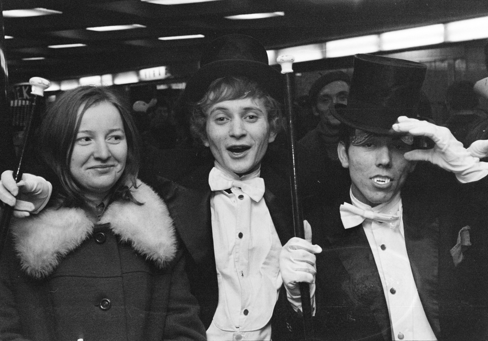 Hungary, Budapest VIII.,Budapest VII., szilveszterezők a Blaha Lujza téri aluljáróban., 1977, Kereki Sándor, Budapest, top hat, white tie, fun, Fortepan #205144