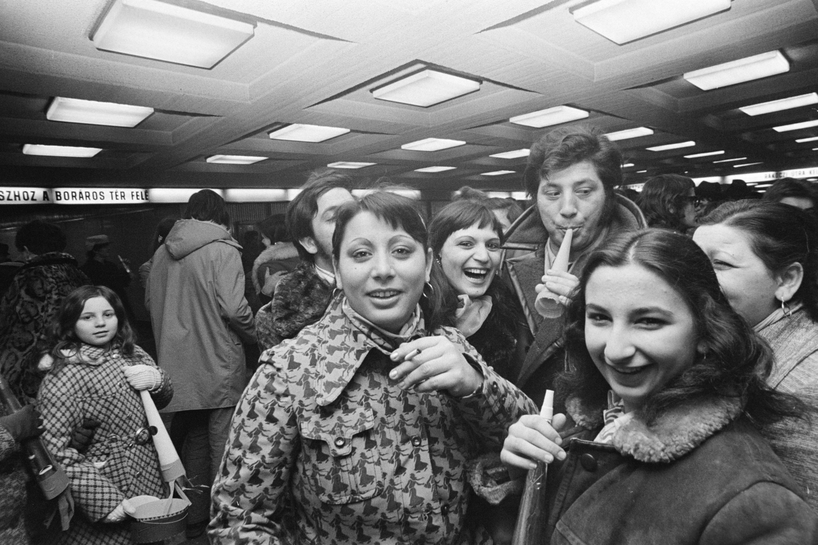 Hungary, Budapest VIII.,Budapest VII., szilveszterezők a Blaha Lujza téri aluljáróban., 1977, Kereki Sándor, Budapest, youth, fun, Fortepan #205156