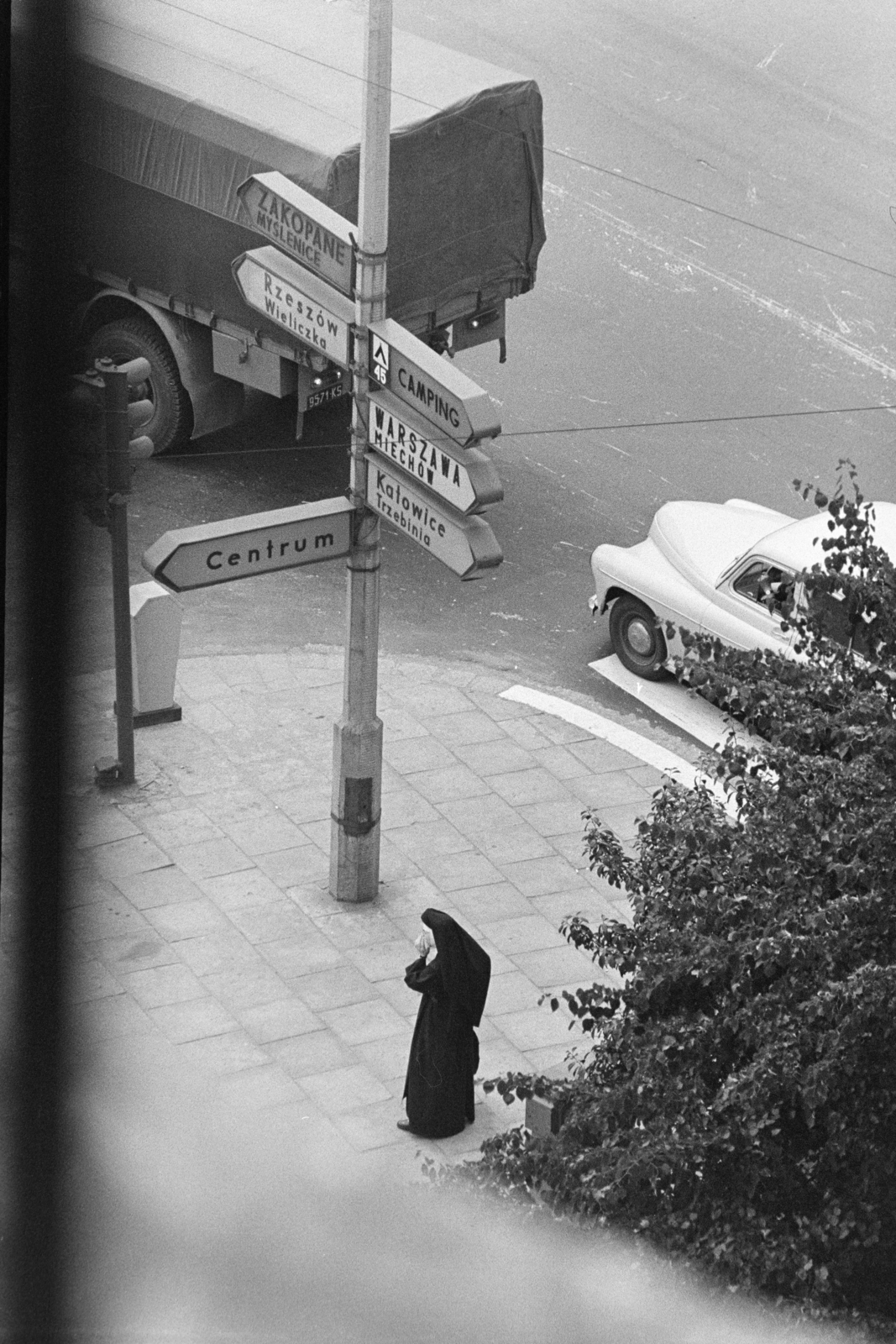 Lengyelország, Krakkó, 1974, Kereki Sándor, apáca, útjelző tábla, Fortepan #205175