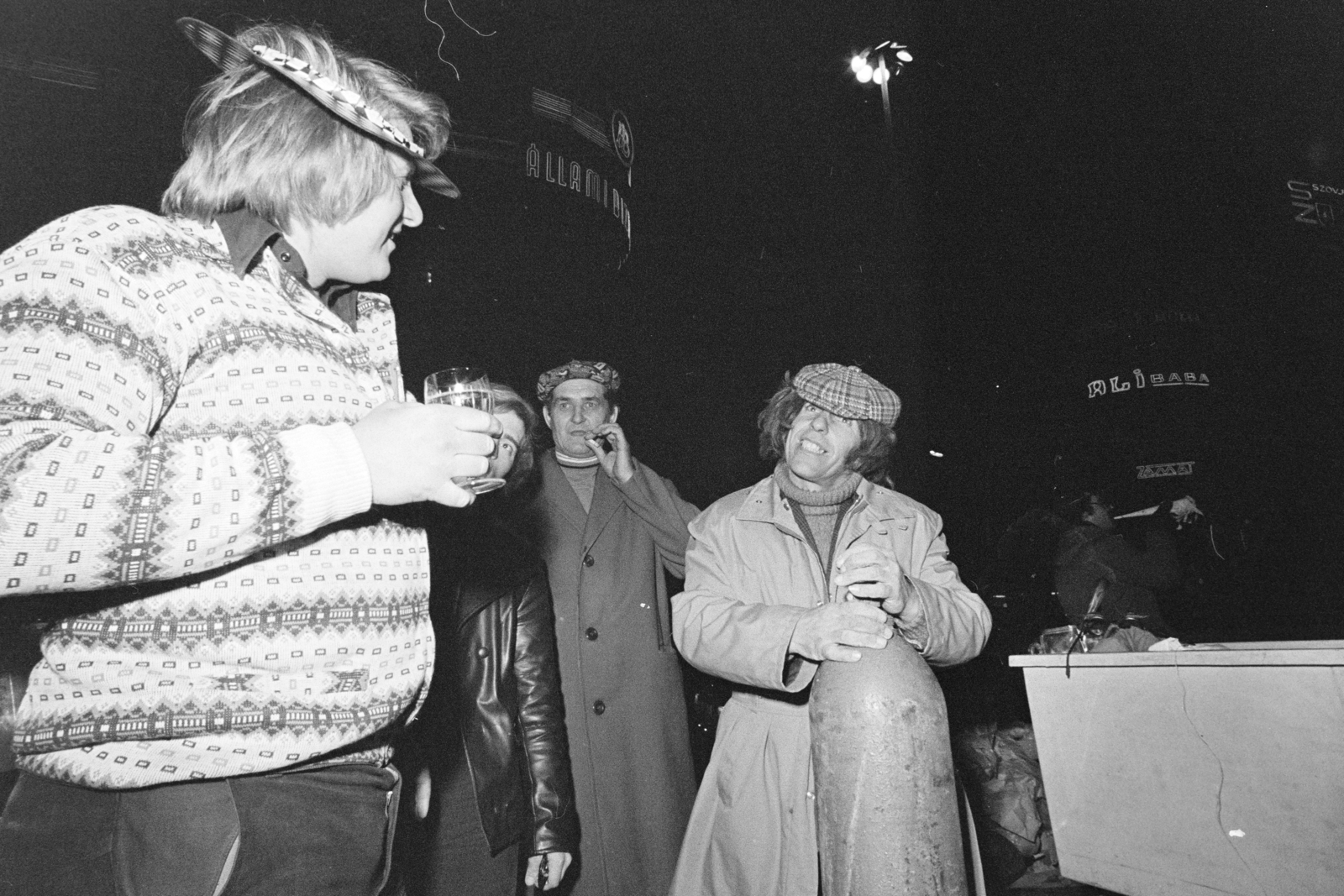 Hungary, Budapest VII.,Budapest VIII., szilveszterezők az Erzsébet (Lenin) körúton az EMKE-ház előtt., 1977, Kereki Sándor, Budapest, drinking, Fortepan #205189