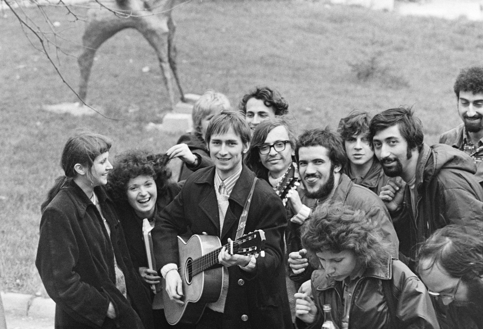 1974, Kereki Sándor, guitar, musical instrument, sculpture, horse sculpture, sticking tongue out, youth, fun, Fortepan #205205