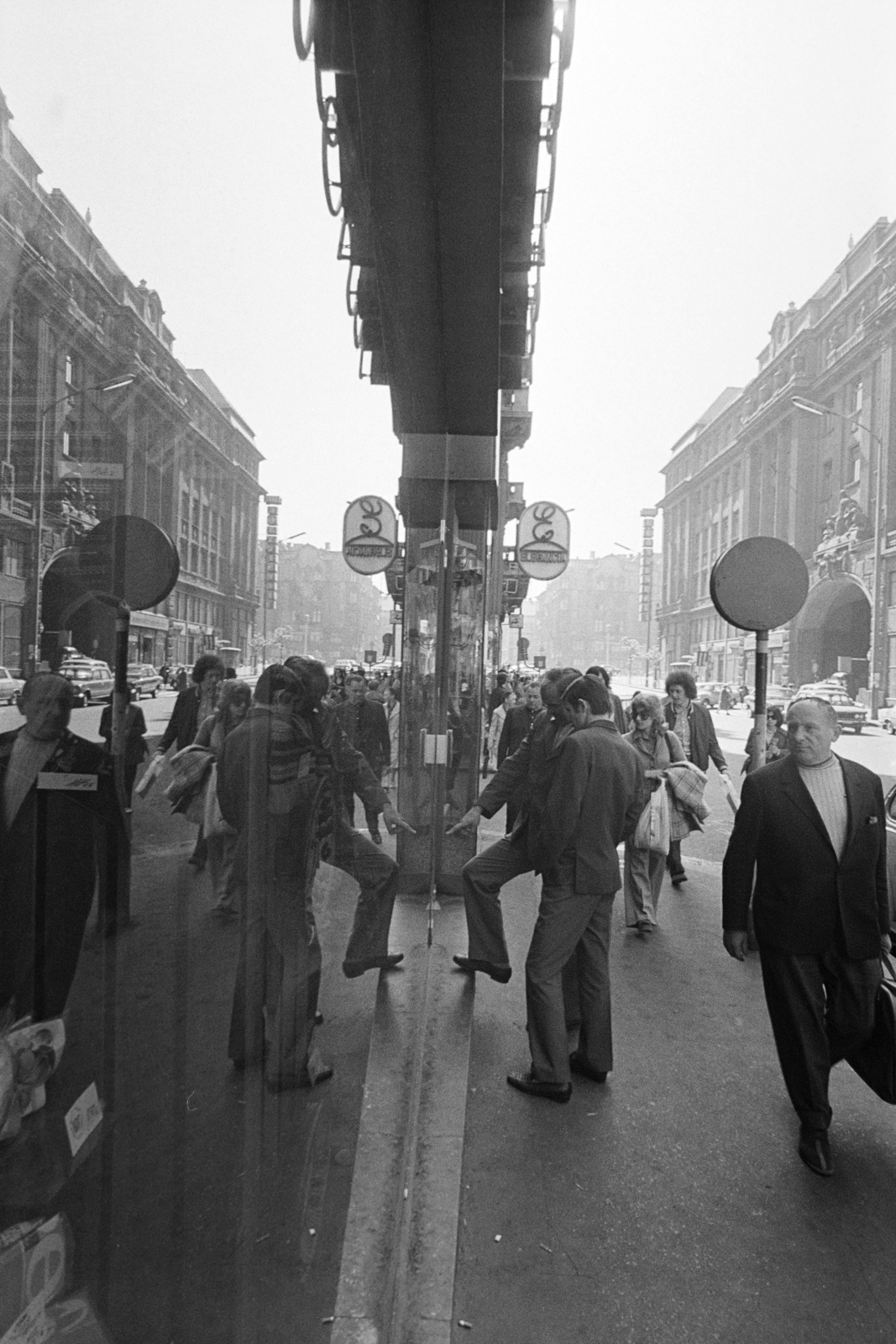 Hungary, Budapest V., Váci utca a Piarista (Pesti Barnabás) utcától a Szabad sajtó út felé nézve, jobbra a Piarista tömb., 1973, Kereki Sándor, reflection, Budapest, Fortepan #205218