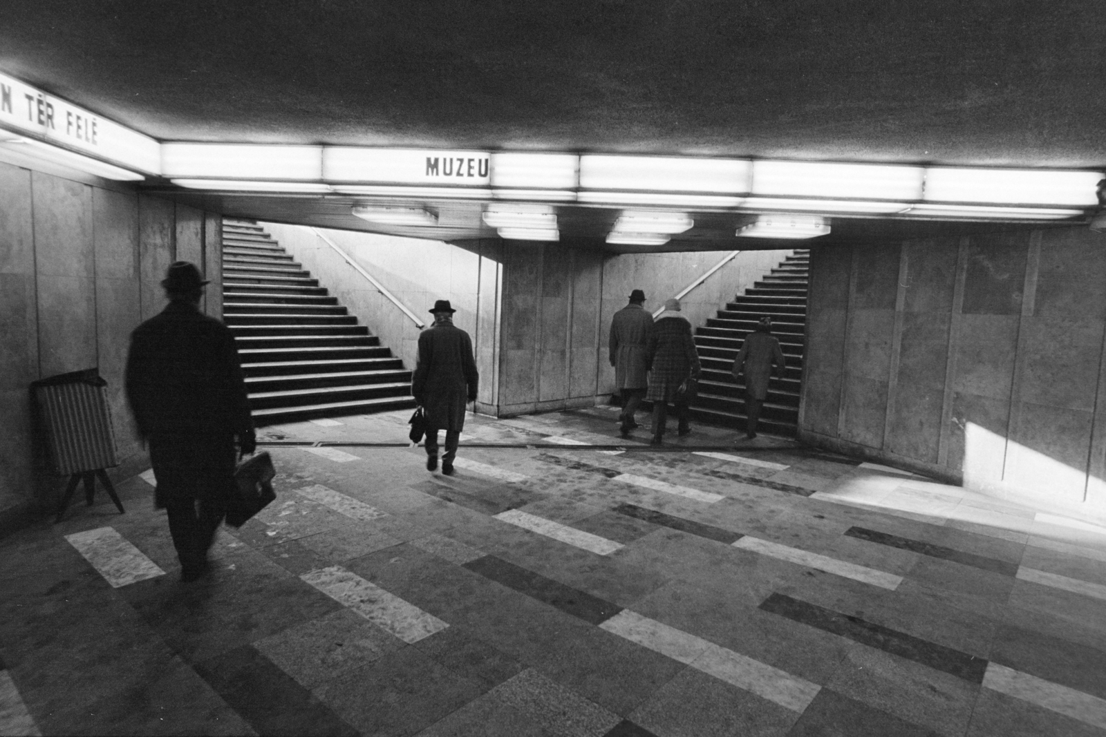 Hungary, Budapest VIII.,Budapest V.,Budapest VII., Astoria aluljáró., 1973, Kereki Sándor, underpass, Budapest, trash can, neon lights, Fortepan #205223