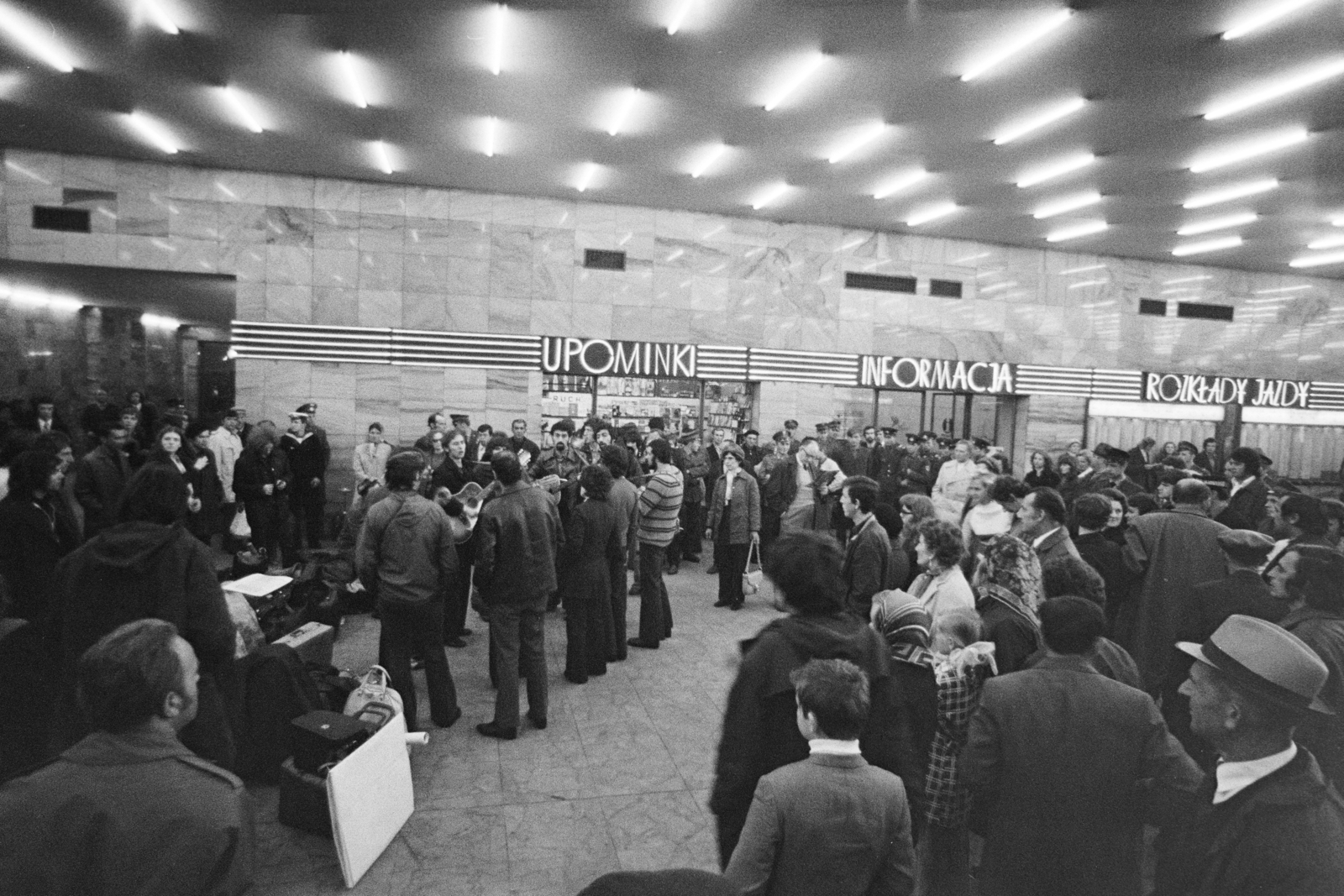 Lengyelország, Poznań, főpályaudvar., 1974, Kereki Sándor, vasútállomás, csoportosulás, gitár, lengyel felirat, Fortepan #205229