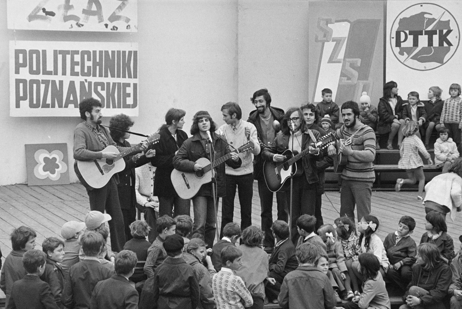 Lengyelország, 1974, Kereki Sándor, gitár, éneklés, közönség, egyetem, színpad, mikrofon, hangszer, lengyel felirat, Fortepan #205238