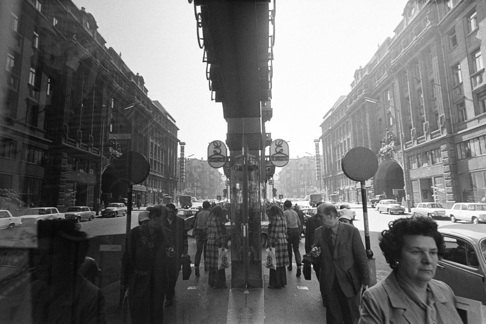 Magyarország, Budapest V., Váci utca a Piarista (Pesti Barnabás) utcától a Szabad sajtó út felé nézve, jobbra a Piarista tömb., 1973, Kereki Sándor, kirakat, tükröződés, Budapest, Fortepan #205245