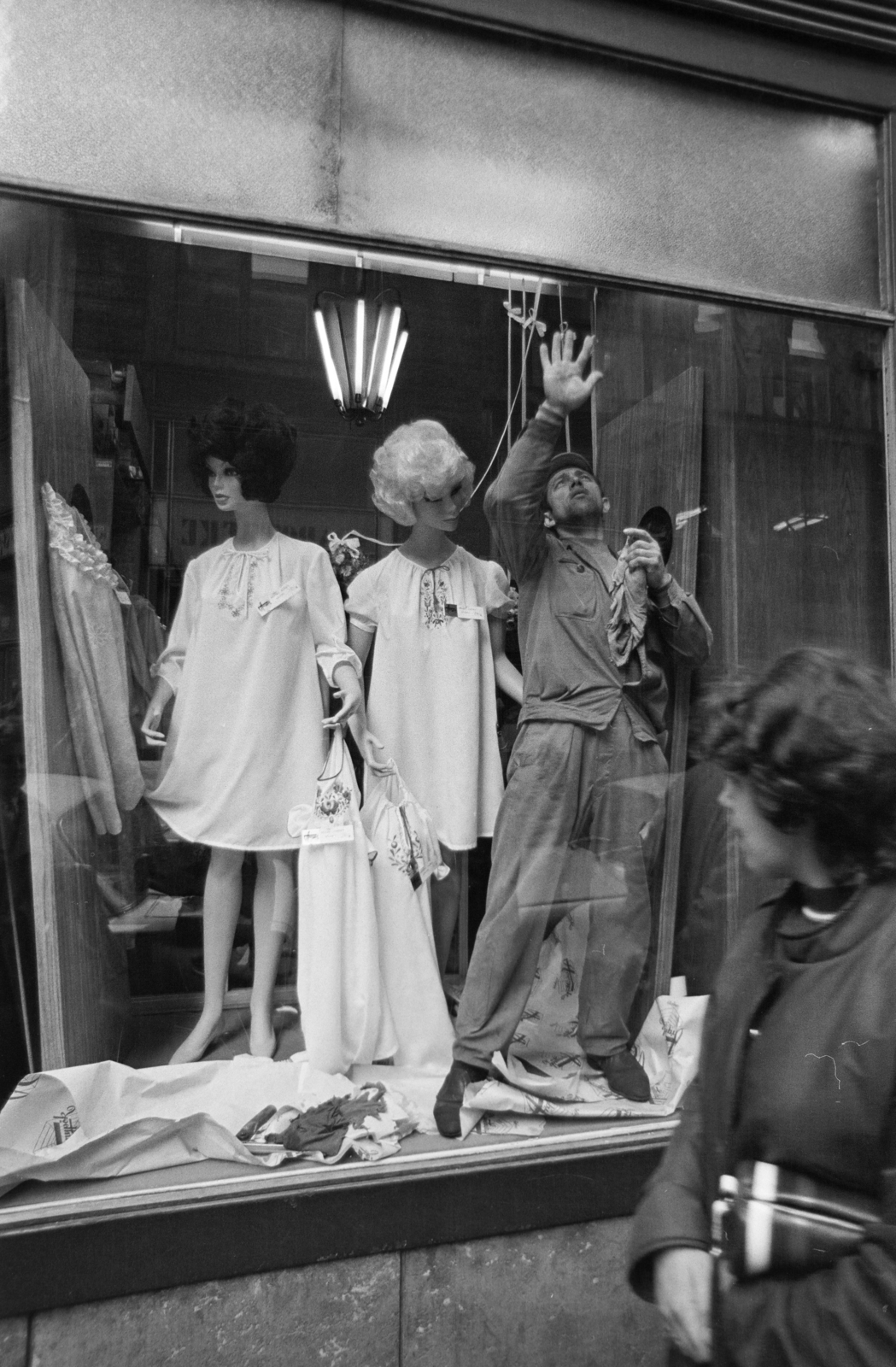 Magyarország, Budapest V., a Kígyó utca 2. szám alatti Aranypók üzlet kirakata., 1973, Kereki Sándor, kirakat, bábu, Budapest, ablakmosás, Fortepan #205247