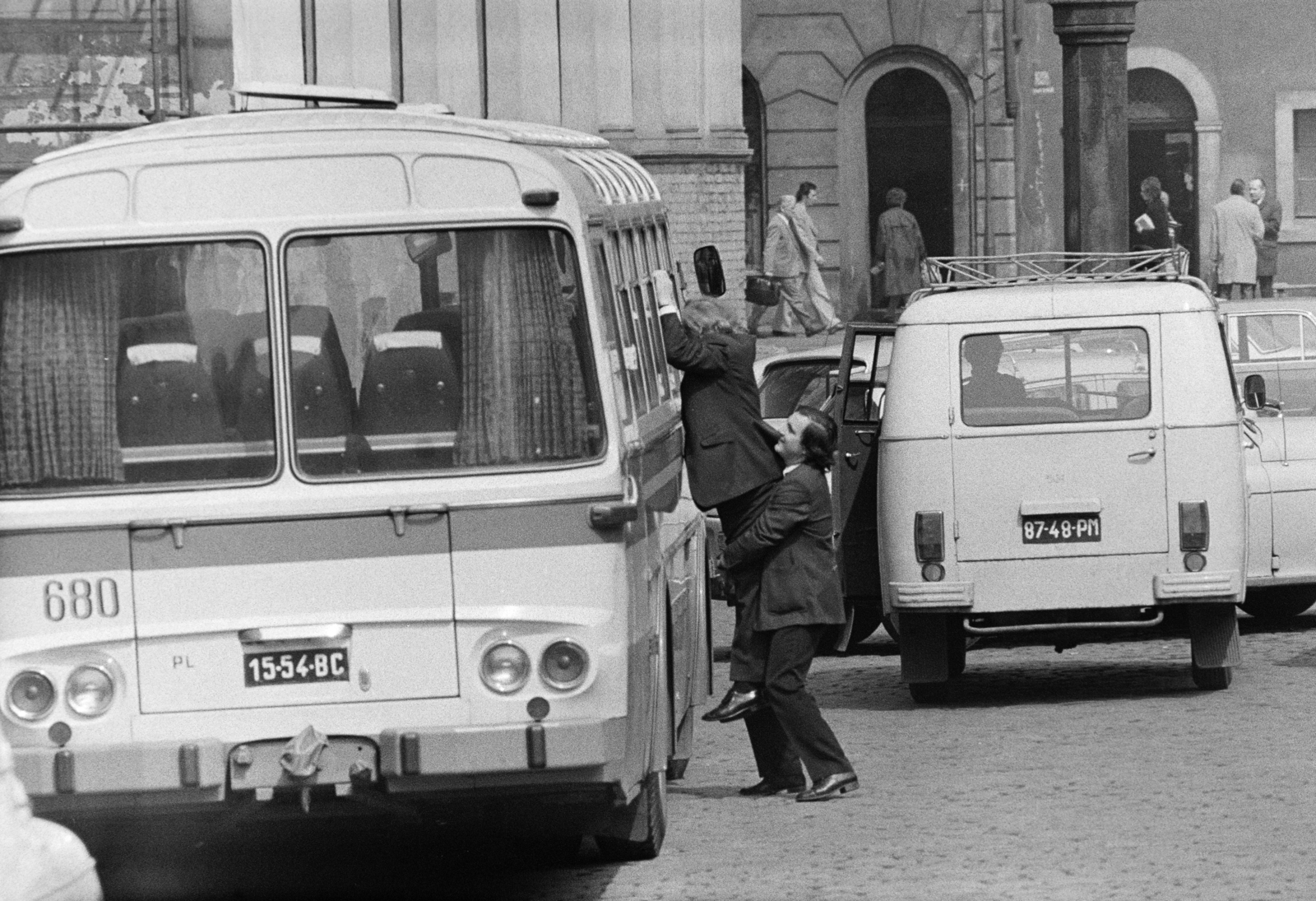 Poland, Poznań, Stary Rynek, jobbra a háttérben a pellengér oszlopa., 1974, Kereki Sándor, bus, number plate, peeking, Zuk-brand, Fortepan #205267