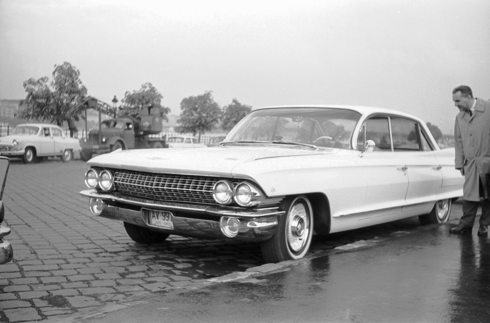 Magyarország, Budapest XI., Szent Gellért tér, Cadillac Sedan de Ville tipusú személygépkocsi., 1966, Beyer Norbert, amerikai gyártmány, Cadillac-márka, automobil, Cadillac de Ville, autódaru, Budapest, Fortepan #20528