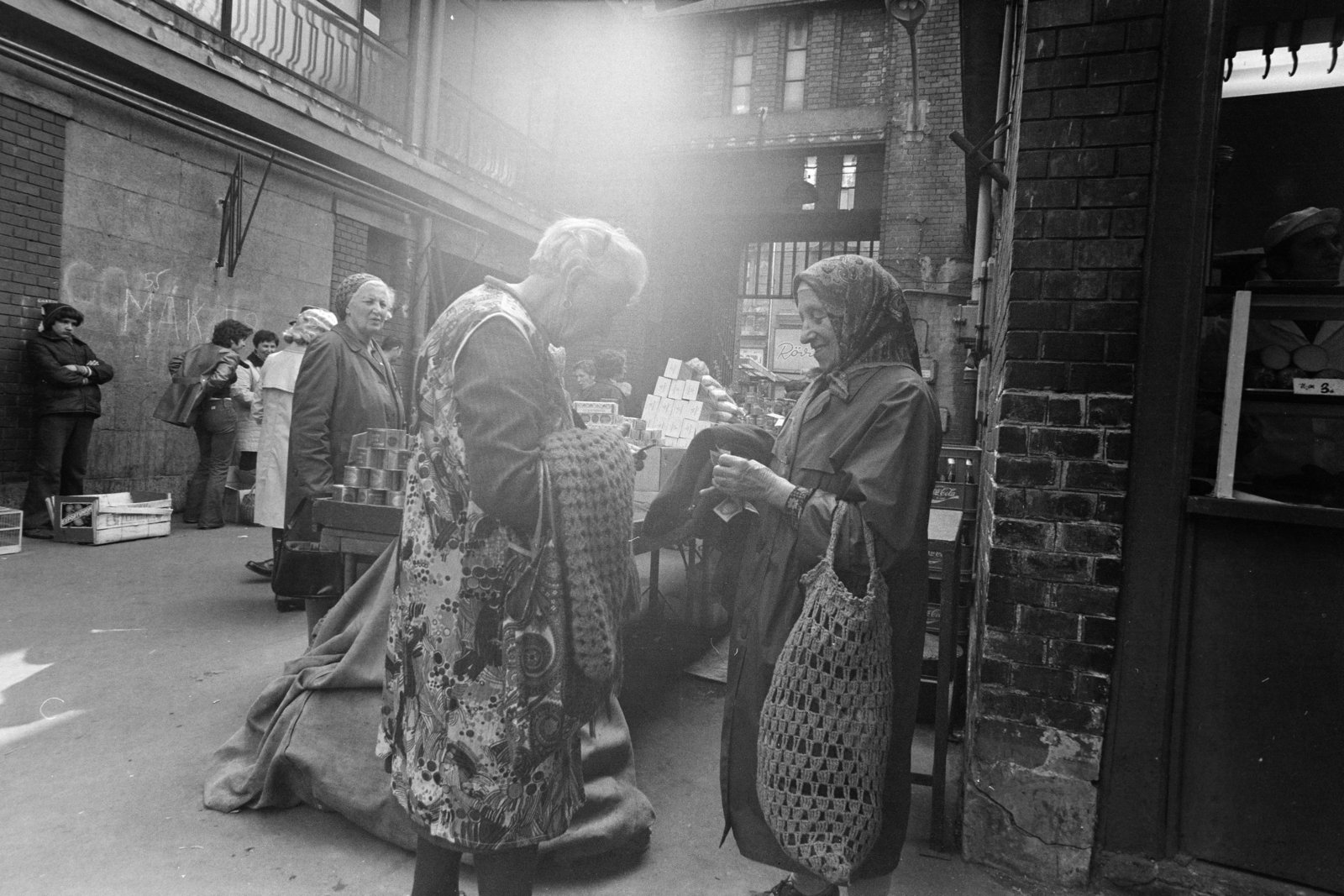 Hungary, Budapest VII., Garay téri piac., 1975, Kereki Sándor, Budapest, Best of, old person, headscarf, raincoat, string bag, Fortepan #205282