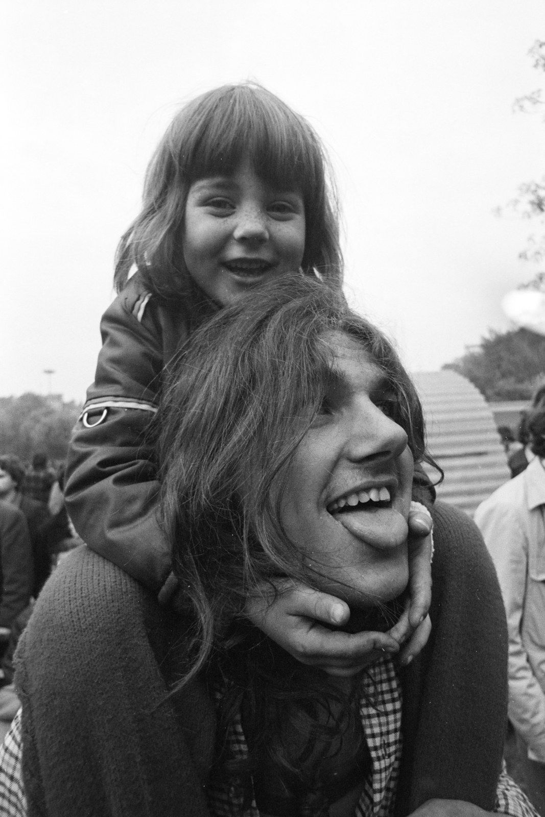 Hungary, Tabán, Budapest I., koncert nézőközönsége., 1975, Kereki Sándor, Budapest, sticking tongue out, fatherhood, sitting on the shoulders, Fortepan #205284