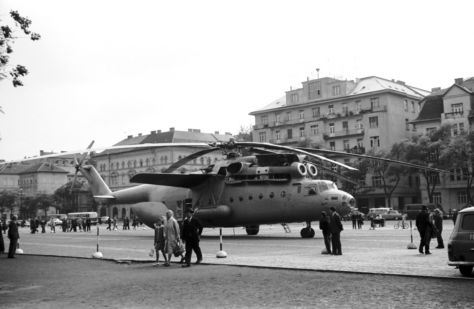 Hungary, Budapest XIV., Dózsa György út a Damjanich utcánál. Mi-6 típusú szovjet helikopter., 1965, Beyer Norbert, flying, helicopter, Mil-brand, Budapest, Fortepan #20529