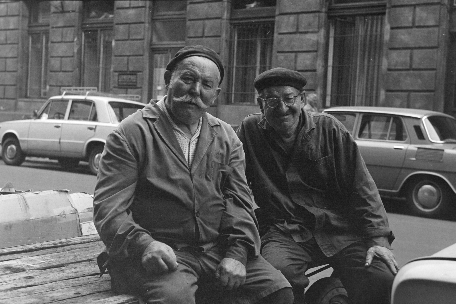 Magyarország, Budapest VI., a felvétel a Csengery utca 48-as számú ház előtt készült., 1976, Kereki Sándor, Budapest, ül, kettős portré, munkás, idős ember, mosoly, Fortepan #205294