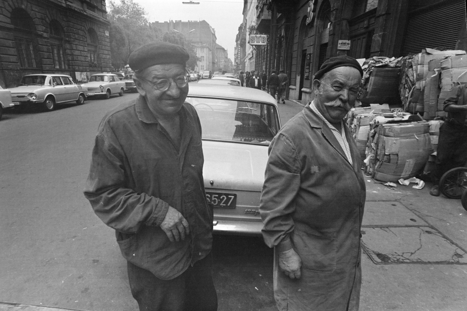 Magyarország, Budapest VI., a felvétel a Csengery utca 48-as számú ház előtt készült. Háttérben a Hunyadi tér., 1976, Kereki Sándor, Budapest, munkás, mosoly, Fortepan #205297