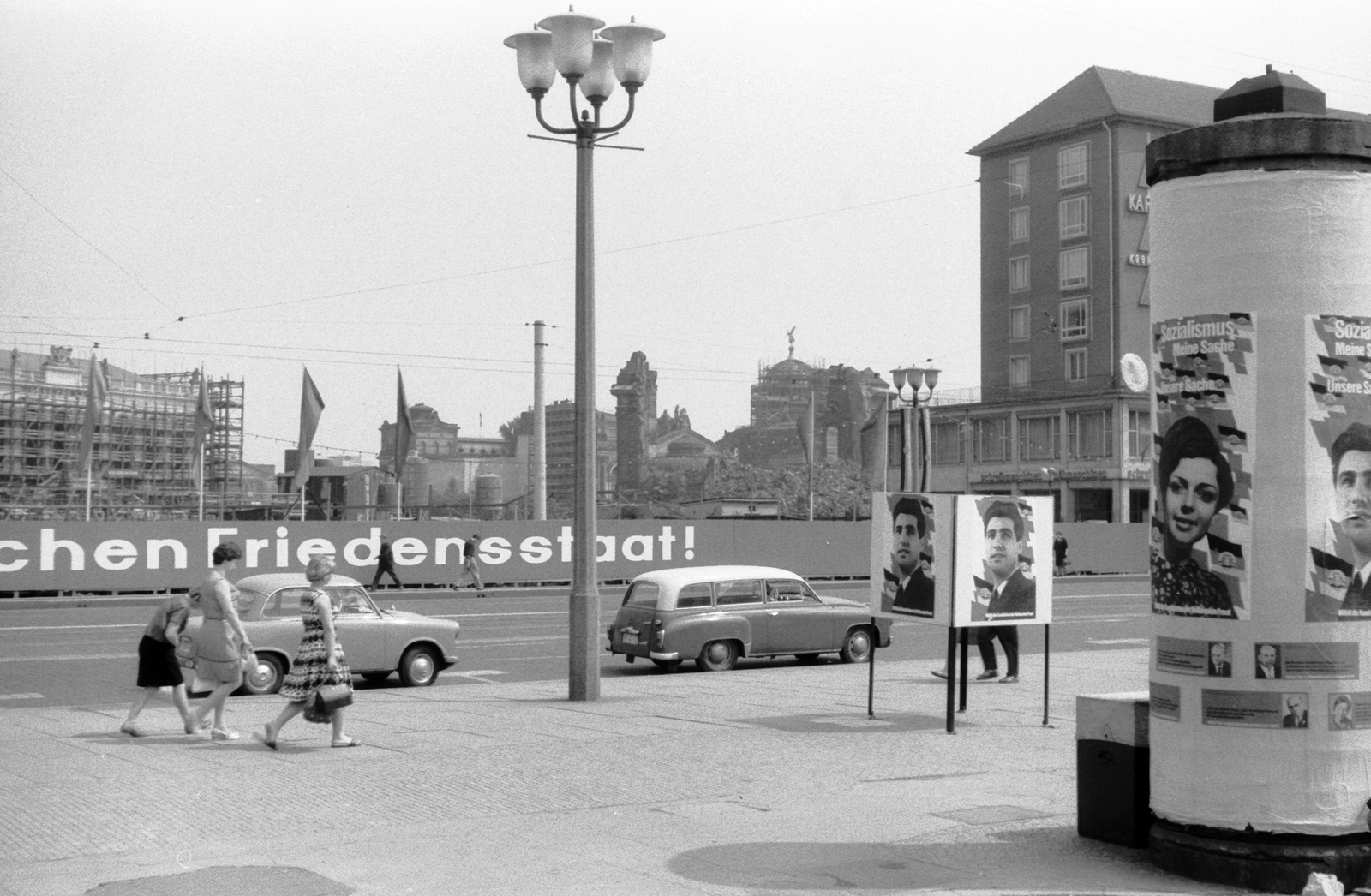 Germany, Dresden, Altmarkt, háttérben a Művészeti Akadémia kupolája., 1967, Beyer Norbert, poster, Trabant-brand, construction, street view, genre painting, political decoration, ad pillar, GDR, lamp post, automobile, Fortepan #20530
