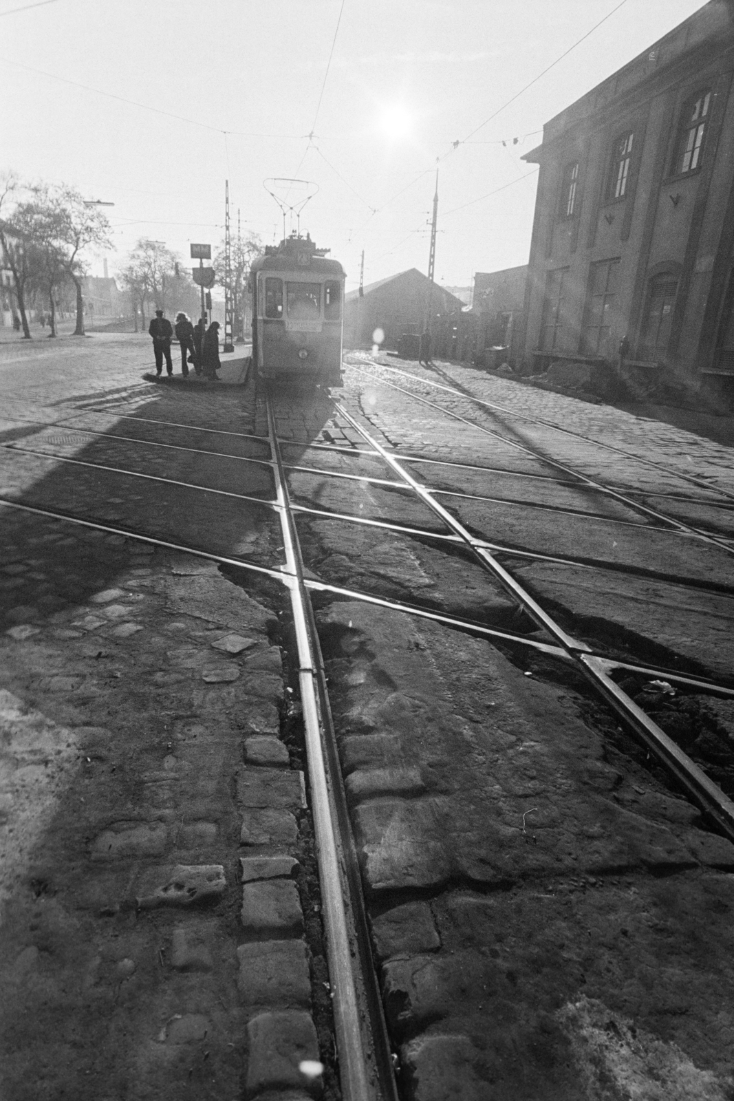 Magyarország, Budapest VIII., Fiumei (Mező Imre) út - Magdolna (Koltó Anna) utca kereszteződése, jobbra a Baross kocsiszín., 1976, Kereki Sándor, villamos, villamosmegálló, Budapest, Fortepan #205309