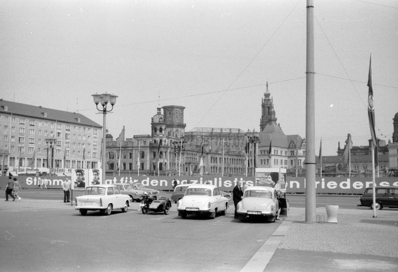 Germany, Dresden, Altmarkt, háttérben a Schlossturm és a Hofkirche tornya., 1967, Beyer Norbert, flag, Trabant-brand, motorcycle, street view, political decoration, motorcycle with sidecar, GDR, lamp post, Fortepan #20531