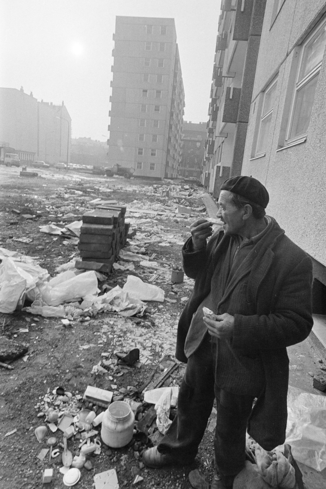 Magyarország, Budapest XIII., a Visegrádi utca 61. számú panelház hátsó, park felőli oldalától a Gogol utca irányába nézve., 1976, Kereki Sándor, Budapest, dohányzás, Fortepan #205310