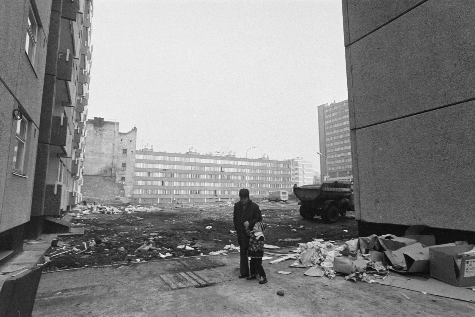 Magyarország, Budapest XIII., a Visegrádi utca - Bessenyei utca - Váci út - Gogol utca határolta terület a Visegrádi utca 59. és 57. számú panelházak közül nézve., 1976, Kereki Sándor, Budapest, szemét, apa, gyerek, Fortepan #205318
