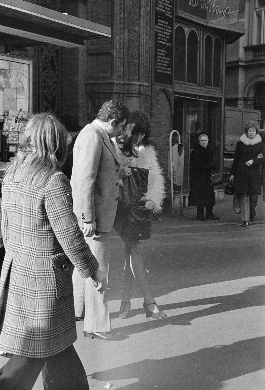 Hungary, Budapest V., Ferenciek tere (Felszabadulás tér) - Petőfi Sándor utca sarok, háttérben a Párizsi udvar épülete., 1974, Kereki Sándor, Budapest, peeking, fur coat, Fortepan #205319