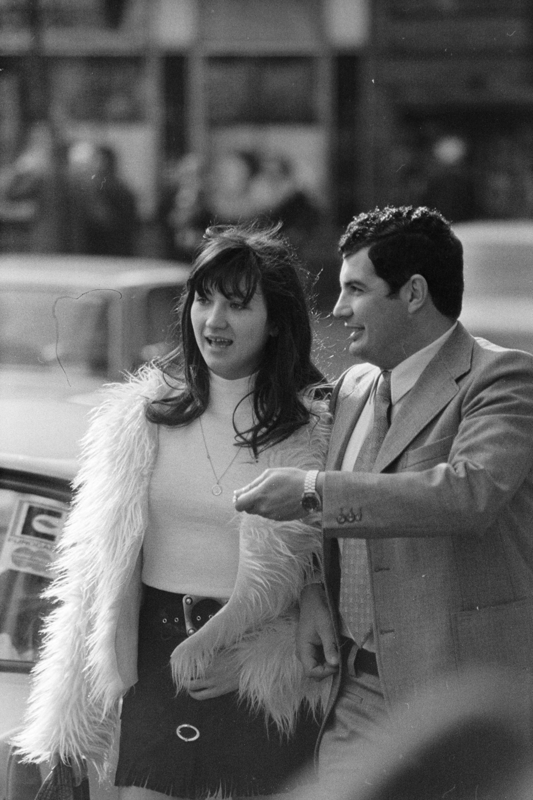 Magyarország, Budapest V., a Ferenciek tere (Felszabadulás tér) a Petőfi Sándor utca saroknál., 1974, Kereki Sándor, Budapest, Divattervező, szőrme, beszélgetés, nő, karóra, férfi, Fortepan #205320