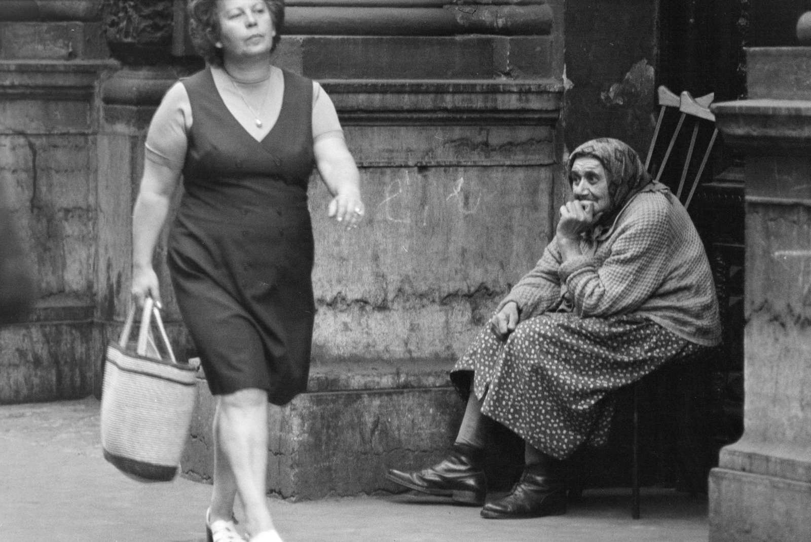 Hungary, Budapest VI., a felvétel az Andrássy út (Népköztársaság útja) 19-es számú ház előtt készült., 1977, Kereki Sándor, Budapest, crutch, sitting, old person, Fortepan #205336