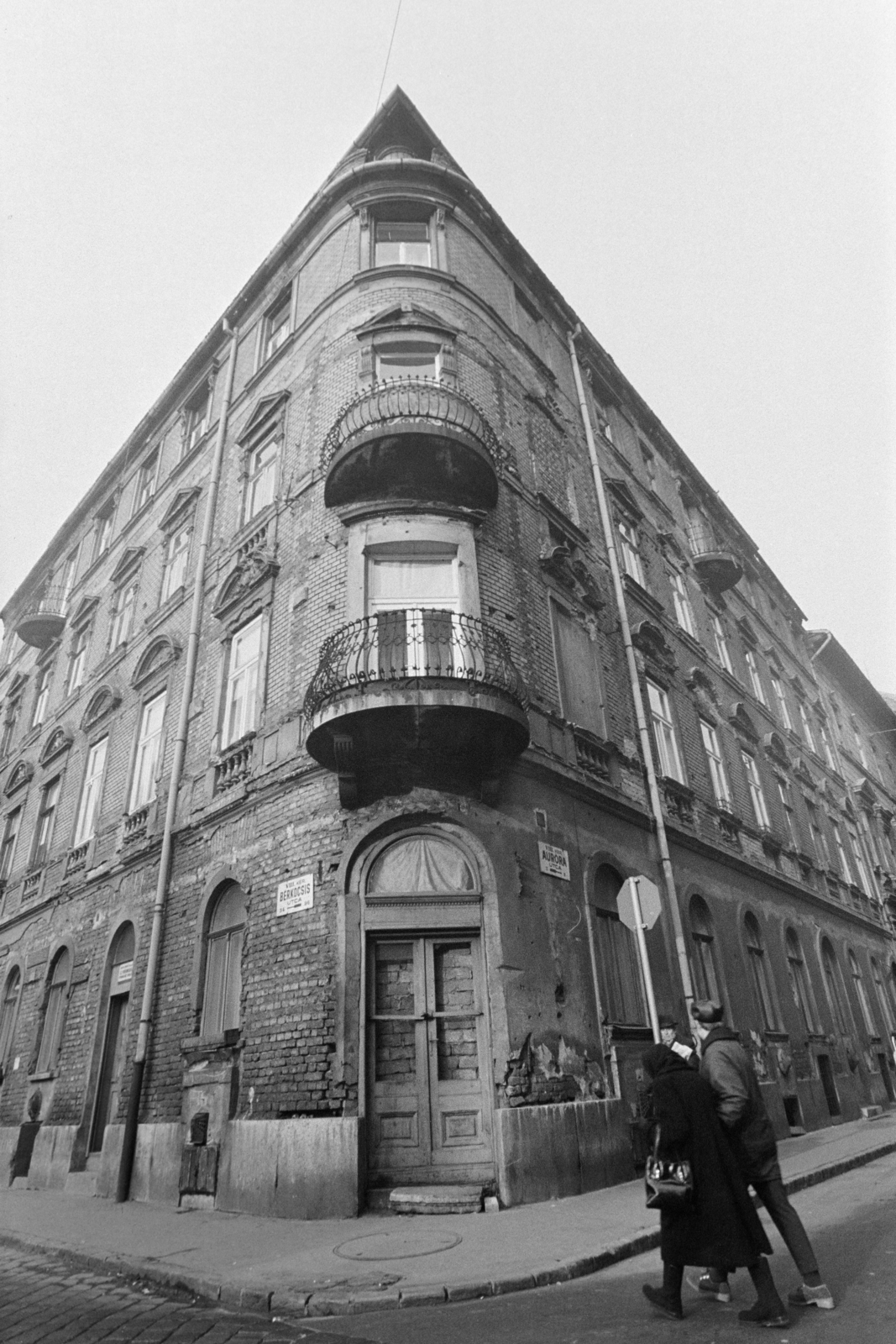Magyarország, Budapest VIII., Bérkocsis utca - Auróra utca sarok., 1976, Kereki Sándor, Budapest, vakablak, golyónyom, sarokház, Fortepan #205341