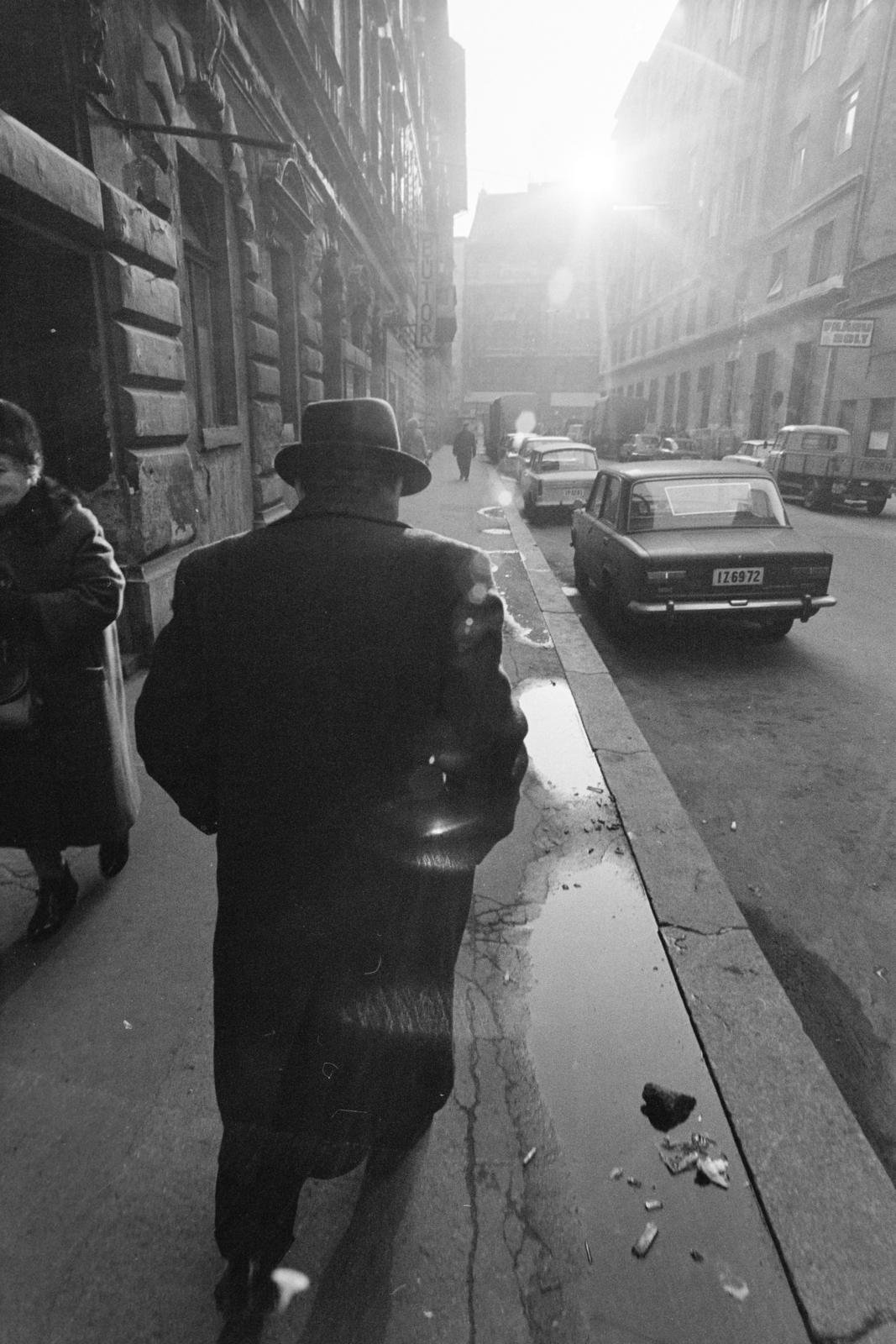 Hungary, Budapest VII., Alsó erdősor a Munkás utcától a Rákóczi út felé nézve., 1977, Kereki Sándor, Budapest, coat, man, back, Fortepan #205344