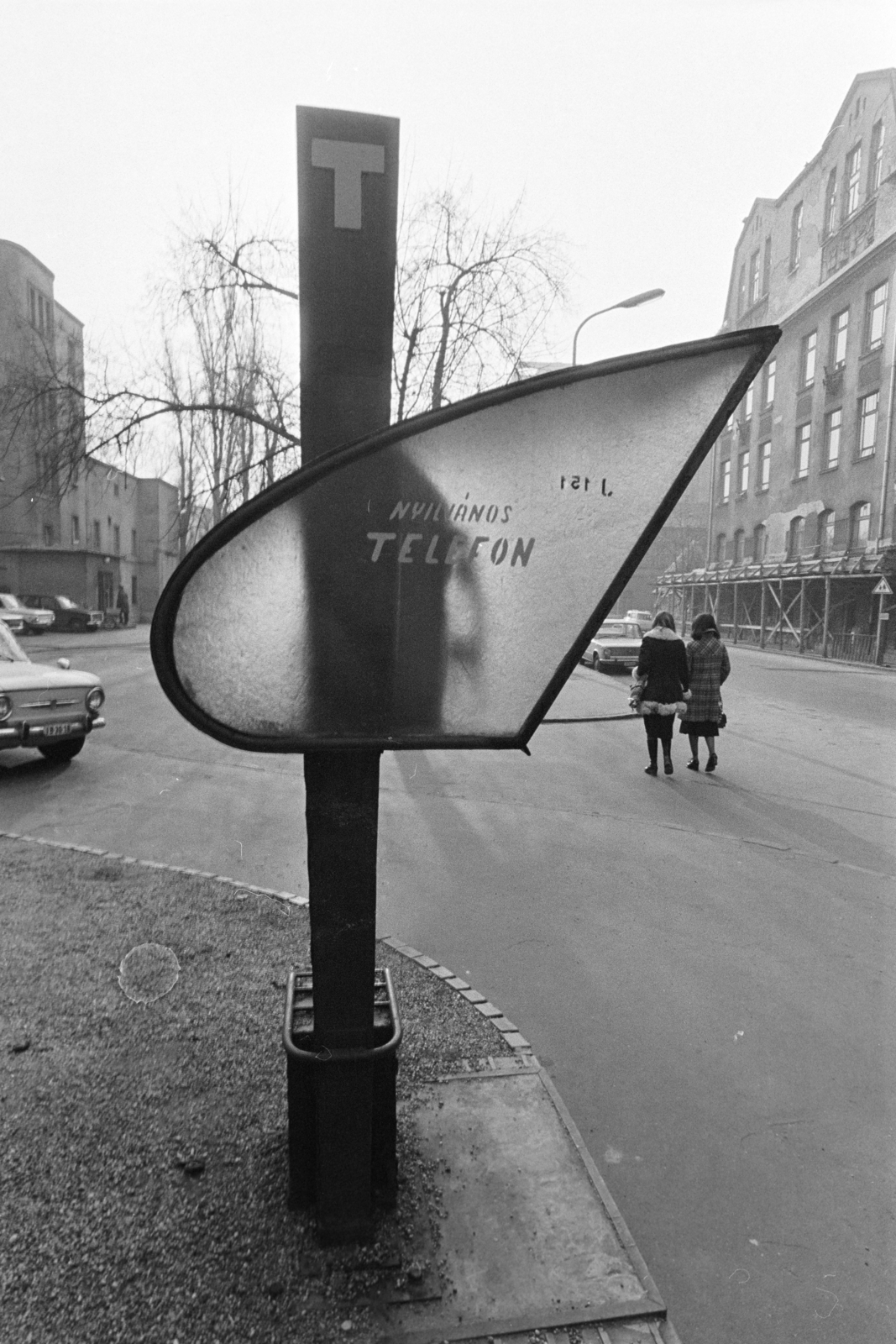 Magyarország, Budapest VIII., II. János Pál pápa (Köztársaság) tér, balra az Erkel Színház, jobbra a Szilágyi utca sarkán az Általános Iskola (később Deák Diák Általános Iskola)., 1976, Kereki Sándor, Budapest, telefonfülke, modern design, Fortepan #205345