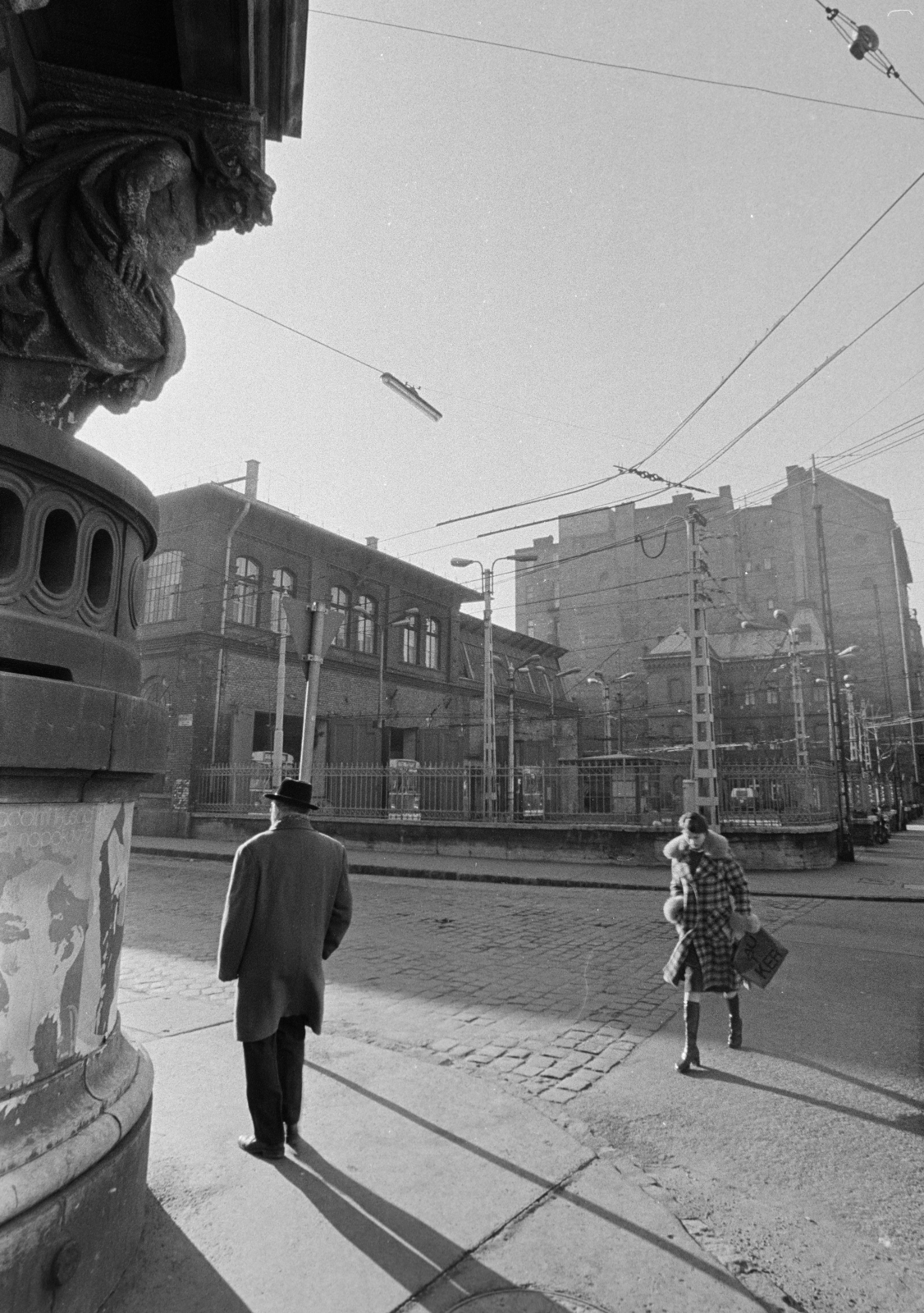 Hungary, Budapest VII., Bethlen Gábor utca - Damjanich utca sarok, trolibusz garázs (egykor villamos kocsiszín)., 1976, Kereki Sándor, Budapest, intersection, catenary wire, Fortepan #205346