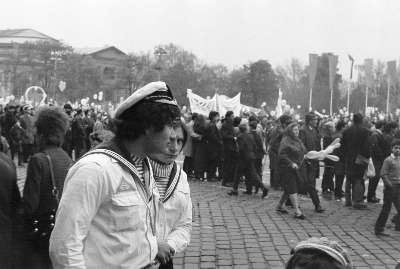 Hungary, Budapest XIV., Ötvenhatosok tere (Felvonulási tér), május 1-i felvonulás. Háttérben a Műcsarnok., 1973, Kereki Sándor, march, 1st of May parade, sailor cap, sailor blouse, Budapest, Fortepan #205349