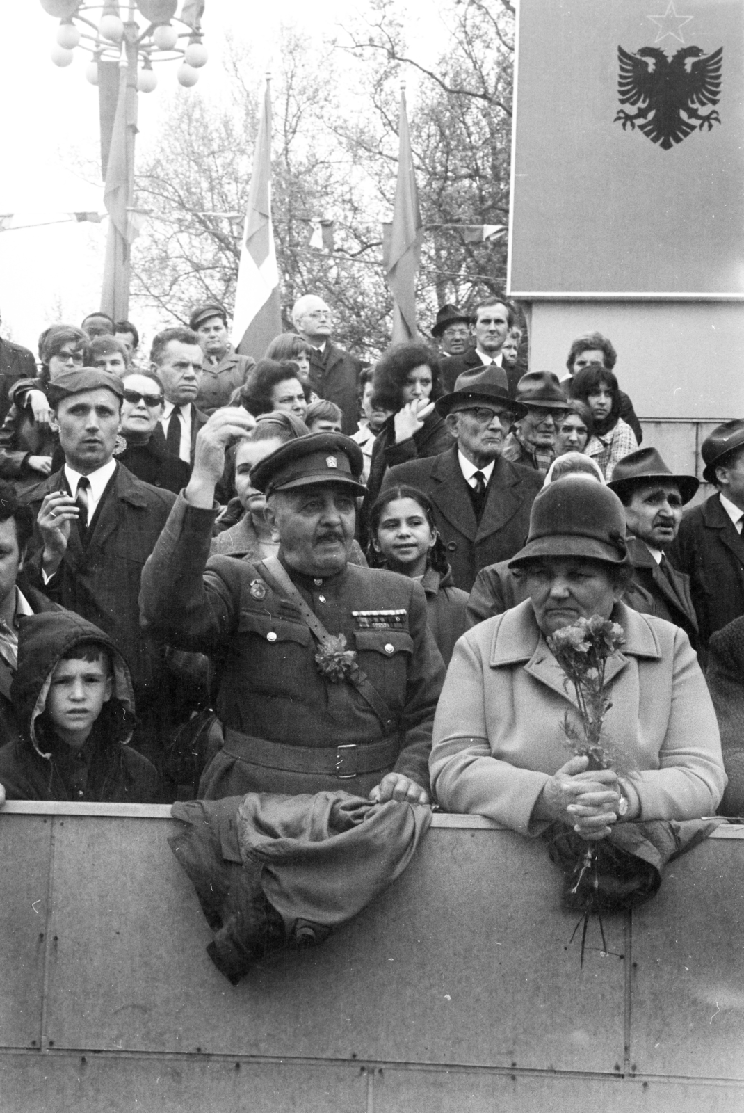 Magyarország, Budapest XIV., Ötvenhatosok tere (Felvonulási tér), május 1-i felvonulás, meghívott vendégek tribünje., 1974, Kereki Sándor, Budapest, közönség, zászló, egyenruha, Fortepan #205359