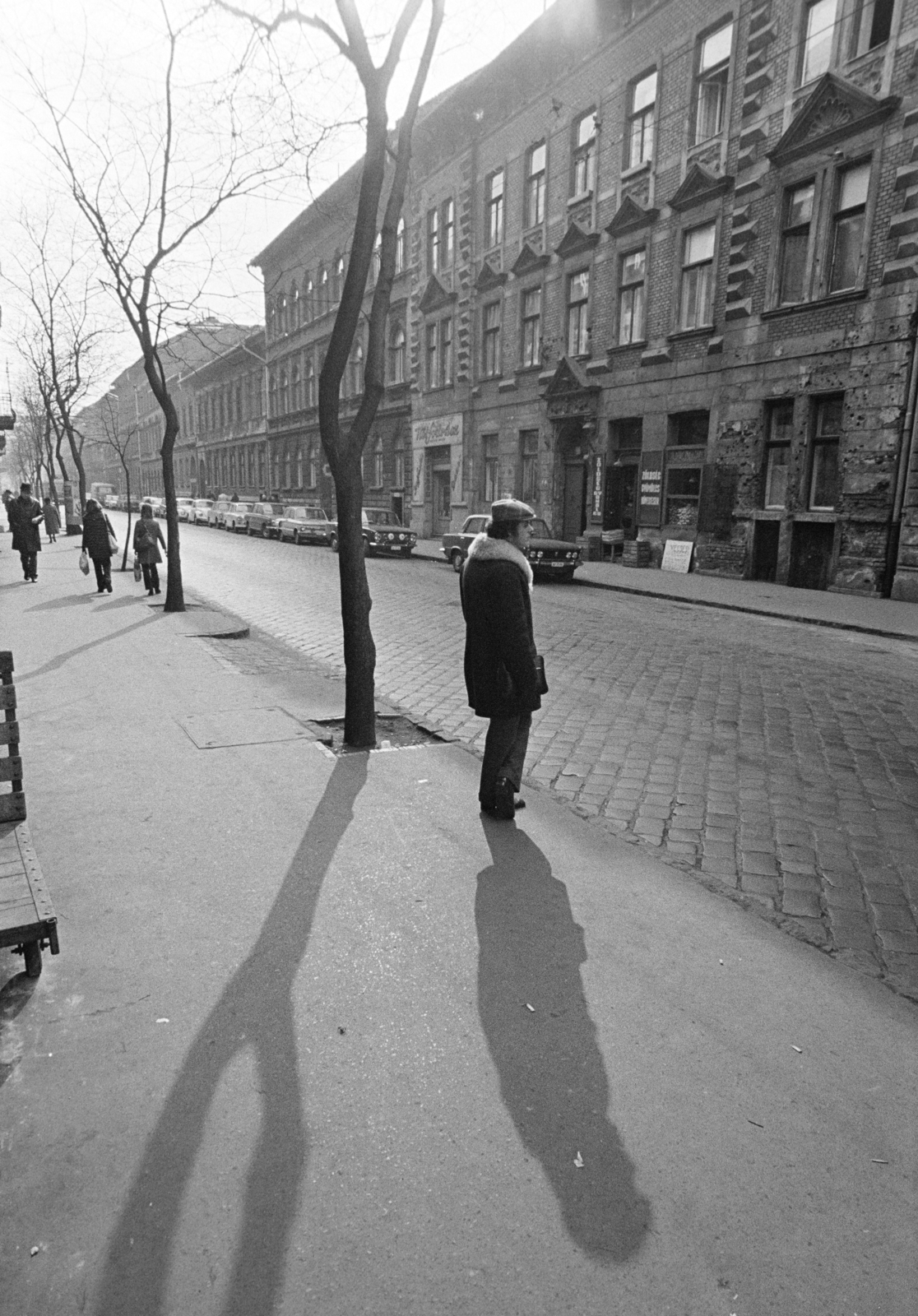 Magyarország, Budapest VII., Nefelejcs utca az István (Landler Jenő) utca és a Péterfy Sándor utca között, szemben jobbra a 32-es számú ház., 1976, Kereki Sándor, Budapest, átvetett láb, árnyék, Fortepan #205362