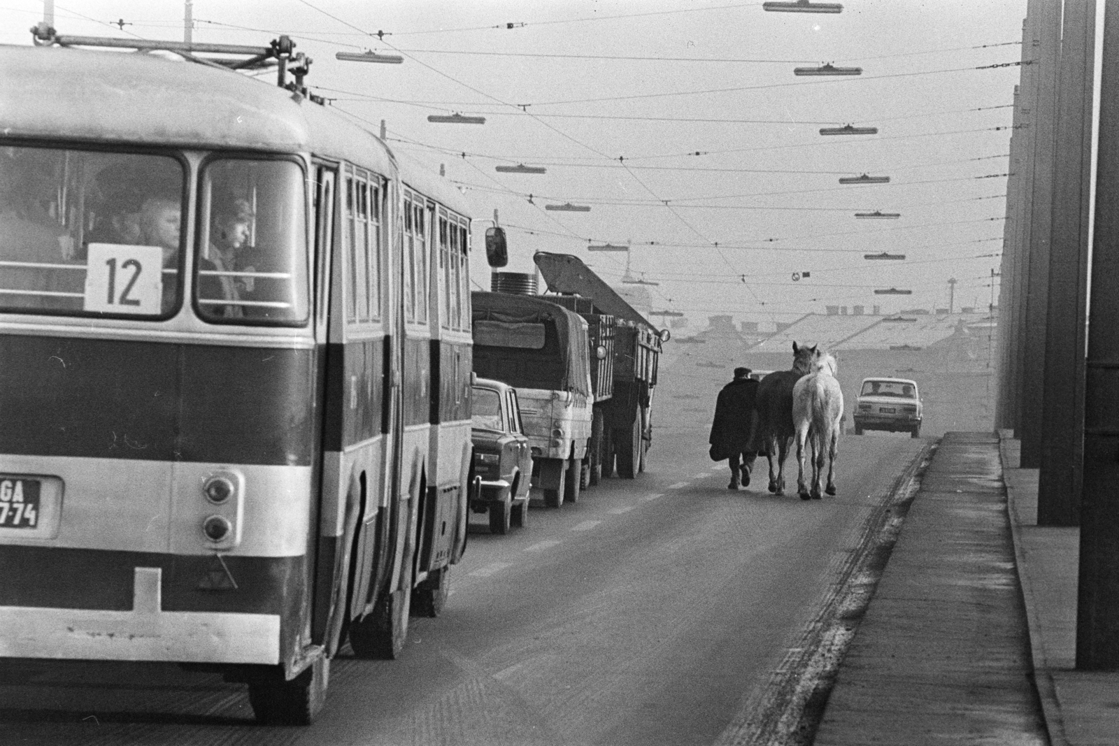 Magyarország, Budapest XI.,Budapest IX., Petőfi híd, a Boráros tér felé haladnak a járművek és a lovak., 1976, Kereki Sándor, autóbusz, Ikarus-márka, Ikarus 180, Budapest, Fortepan #205363