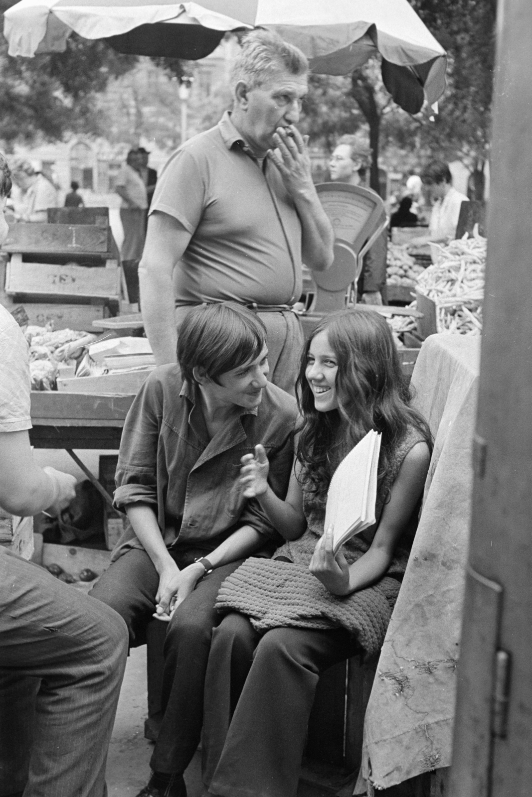 Magyarország, Budapest VI., Hunyadi tér, piac a Vásárcsarnok előtt., 1976, Kereki Sándor, Budapest, mosoly, fiatalság, Fortepan #205366