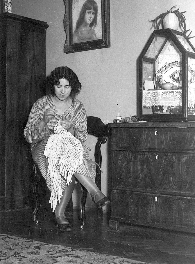 1937, Ganóczy József, portrait, furniture, handcraft, painting, interior, woman, cabinet, cupboard, leg over leg, Fortepan #20537