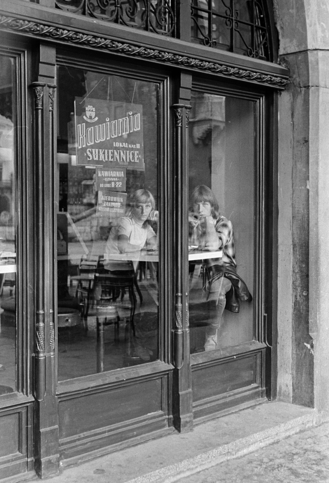 Lengyelország, Krakkó, Rynek Glówny, a Kawiarnia Noworolski a Posztócsarnok (Sukiennice) földszintjén az árkádok alatt., 1974, Kereki Sándor, Best of, üzletportál, leselkedő, lengyel felirat, Fortepan #205370