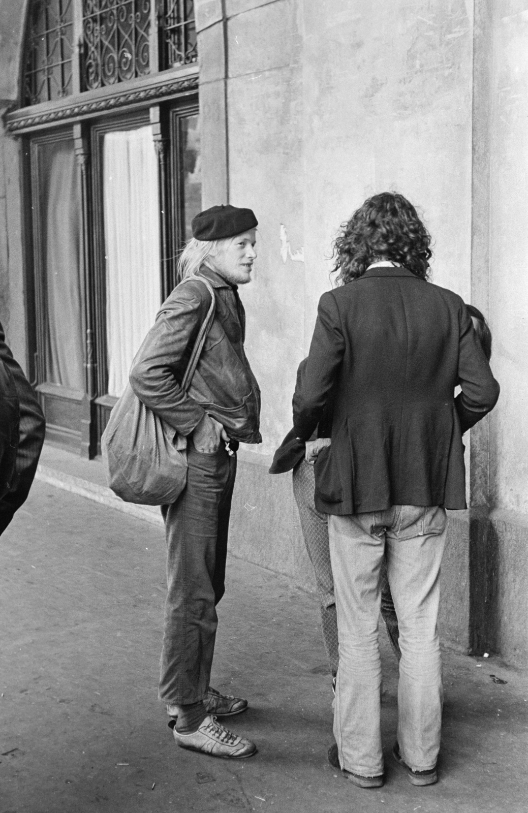 Poland, Kraków, Rynek Glówny, a Kawiarnia Noworolski a Posztócsarnok (Sukiennice) földszintjén az árkádok alatt., 1974, Kereki Sándor, shoulder bag, men, youth, Fortepan #205372