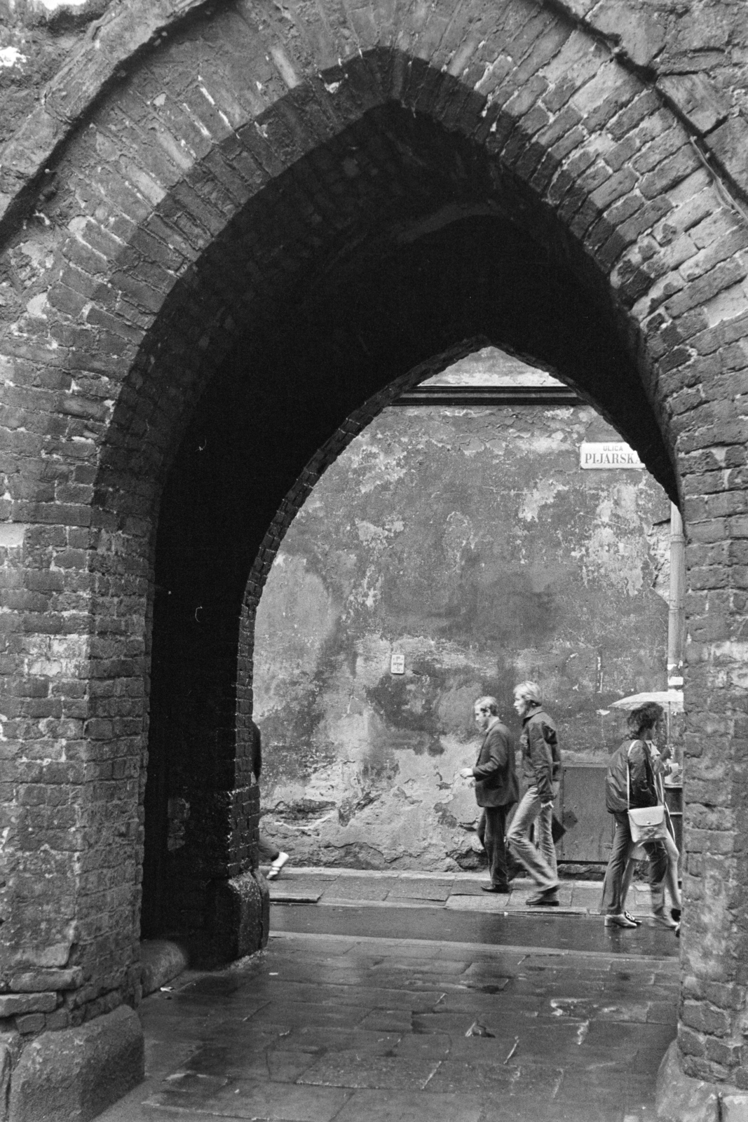 Lengyelország, Krakkó, átjáró a régi városfal megmaradt részén a Flórián kapu mellett, szemben az ulica Pijarska., 1974, Kereki Sándor, gótika, téglaburkolat, Fortepan #205383