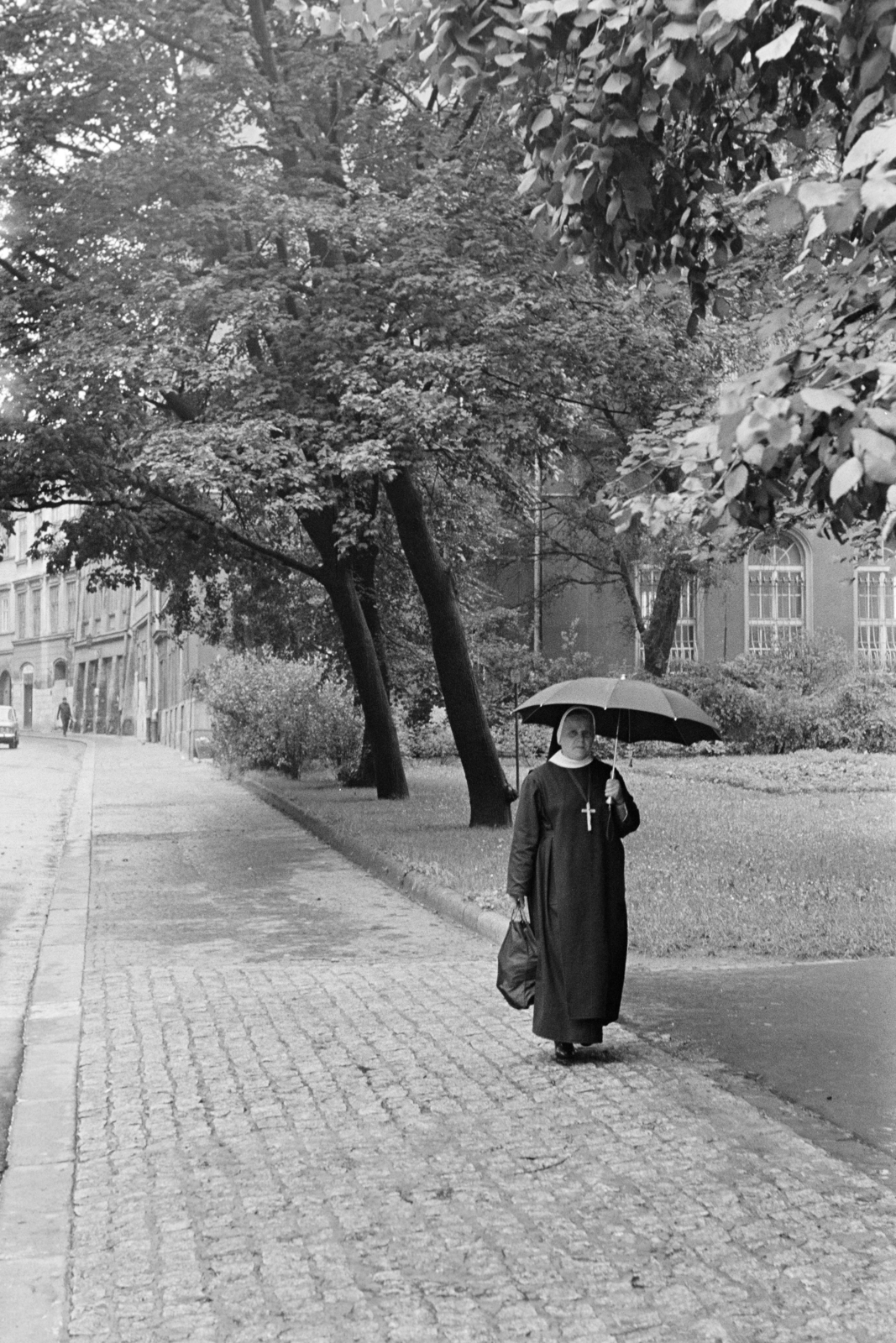 Lengyelország, Krakkó, park a városfalnál a Flórián kapu közelében., 1974, Kereki Sándor, apáca, esernyő, Fortepan #205391
