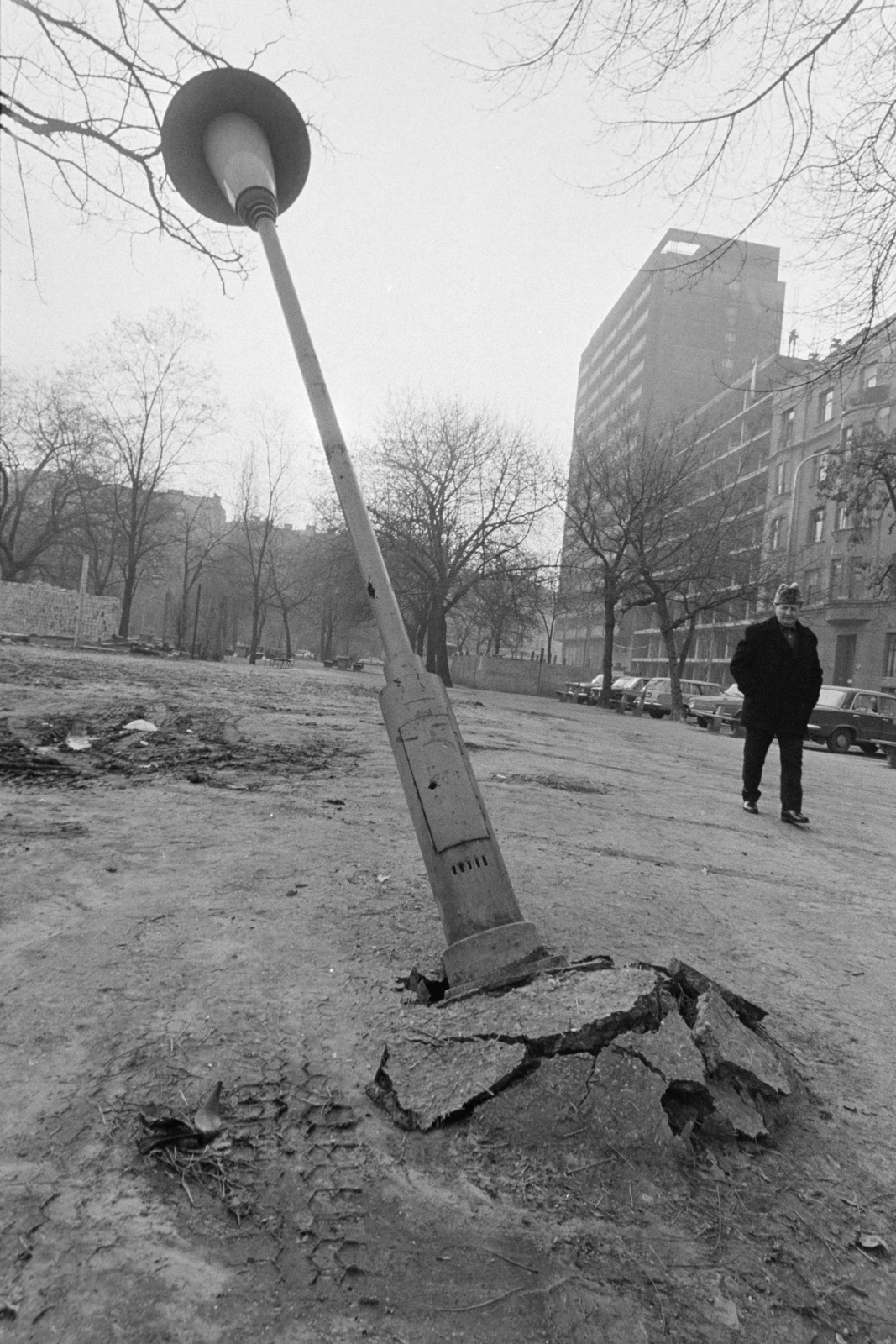 Magyarország, Budapest VIII., II. János Pál pápa (Köztársaság) tér, jobbra a Szilágyi utca és a Népszínház utca közötti házsor., 1976, Kereki Sándor, Budapest, villanyoszlop, Fortepan #205403