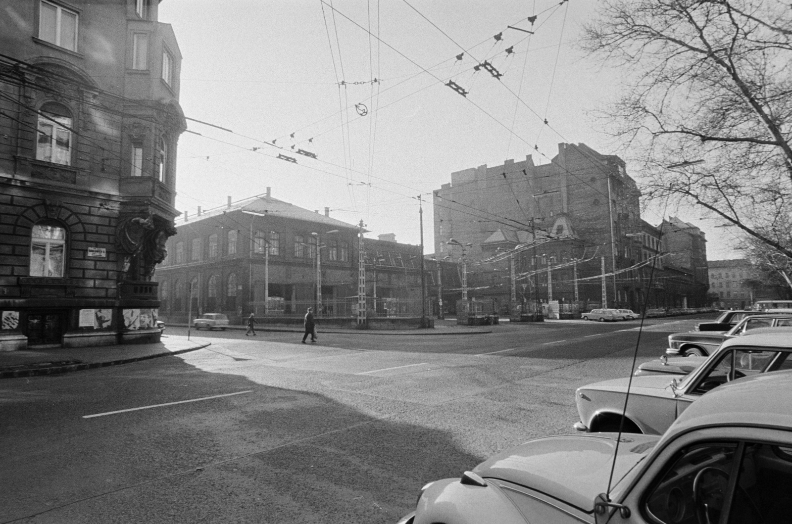 Magyarország, Budapest VII., Damjanich utca 11-15., trolibusz garázs (egykor villamos kocsiszín). Ettől balra a Bethlen Gábor utca torkolata., 1976, Kereki Sándor, Budapest, sarokerkély, útkereszteződés, Fortepan #205405